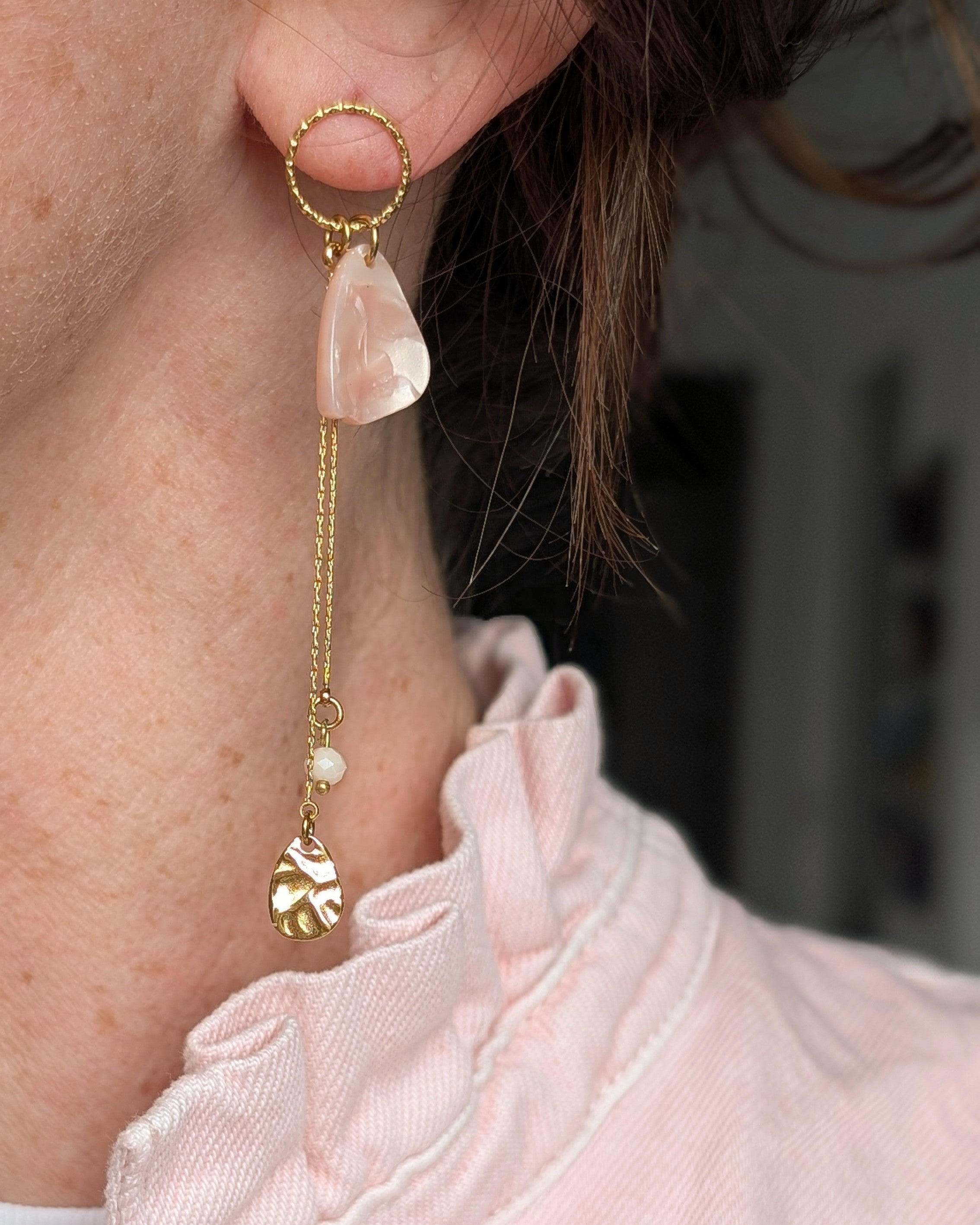 Boucles d'oreilles pendantes ELMA pétales en acier et en acétate rose poudré marbré