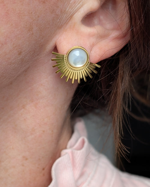 Boucles d'oreilles ELO soleil en acier et nacre lumineuse