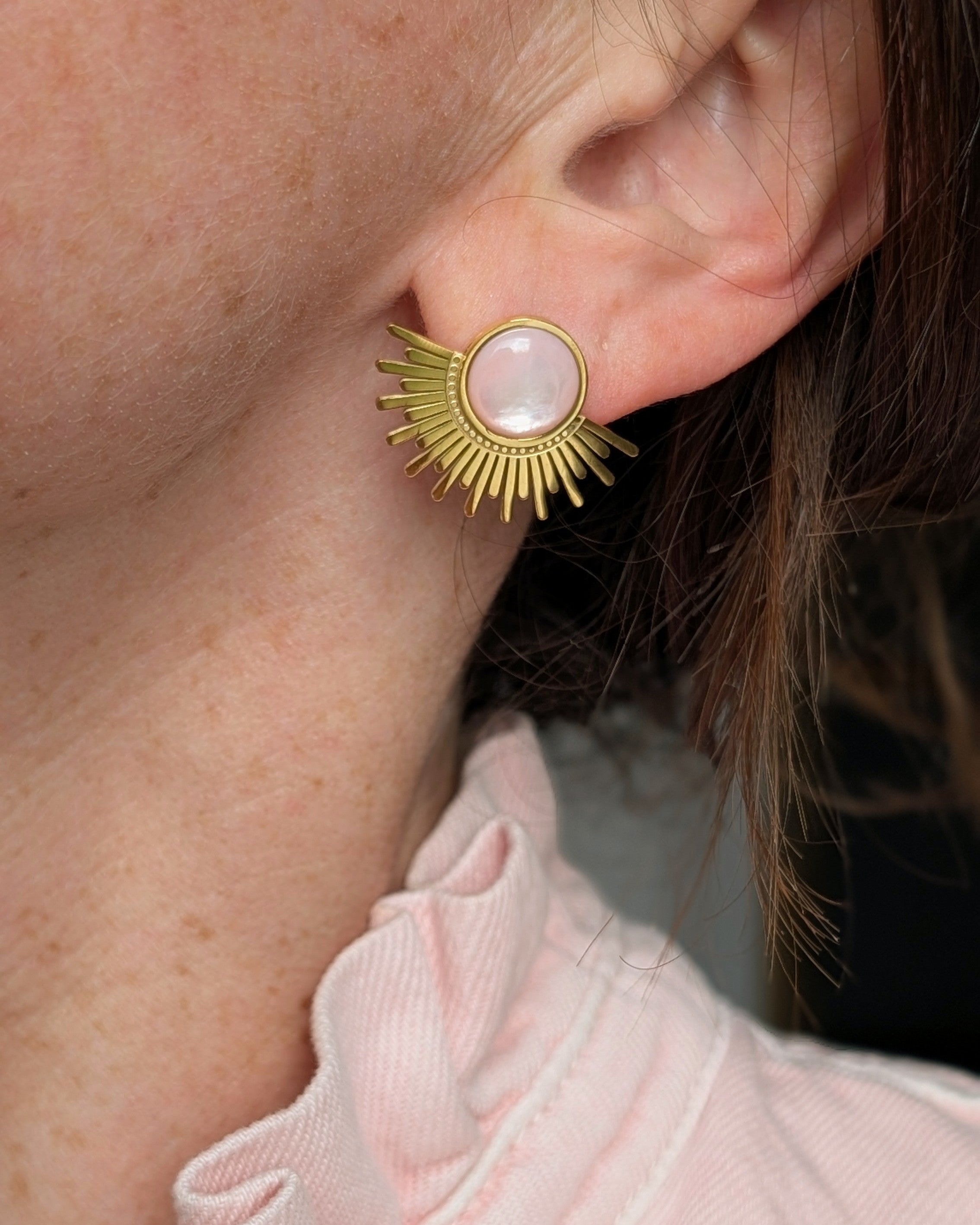 Boucles d'oreilles ELO soleil en acier et nacre rosé