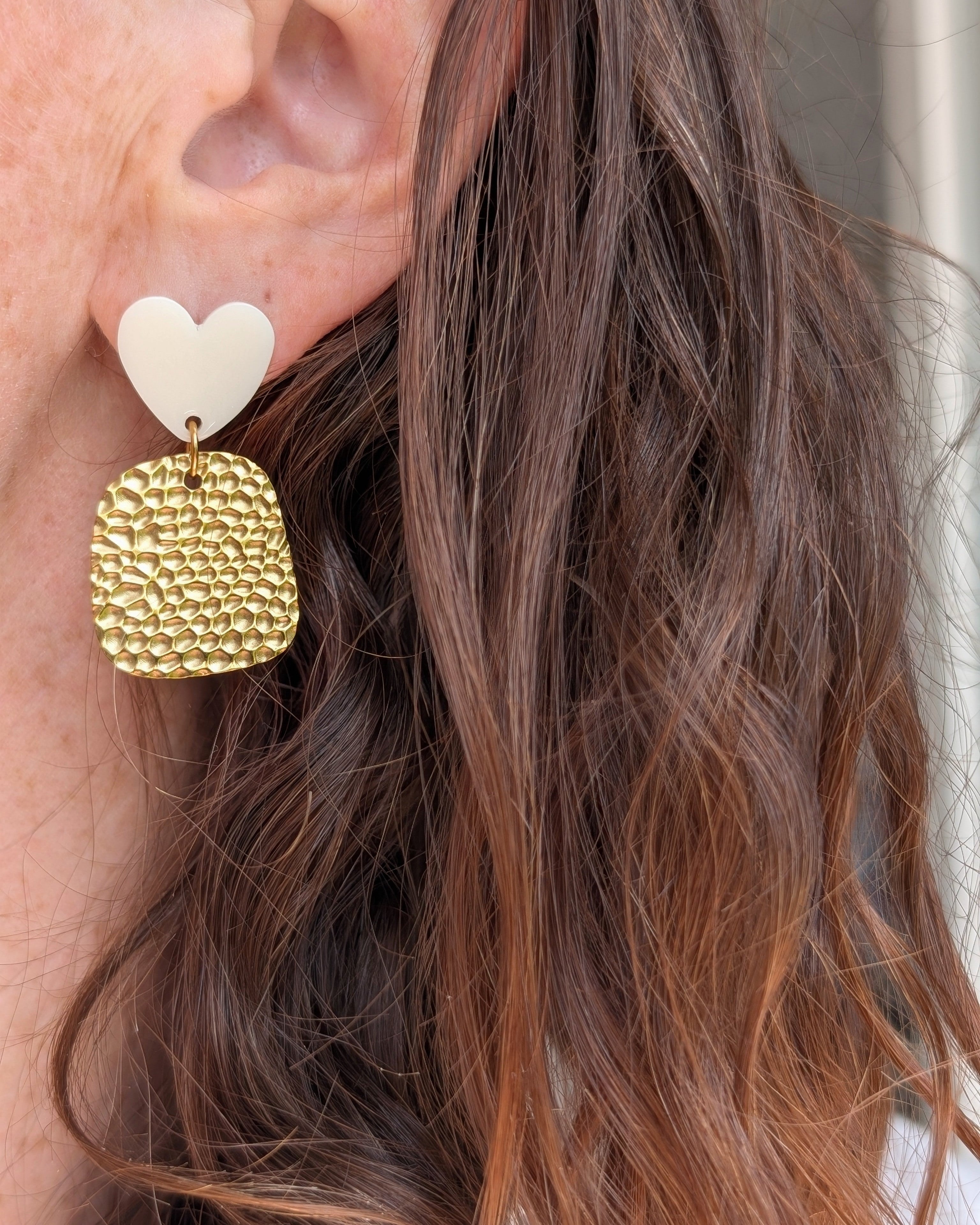Boucles d'oreilles AMY Puces cœur blanc et pendentifs martelés dorés