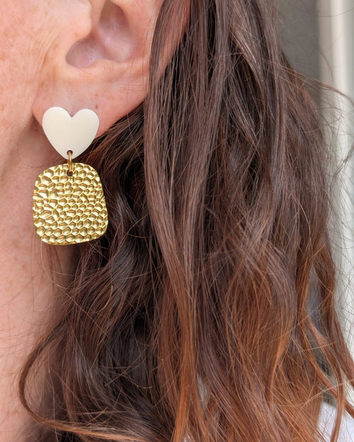 Boucles d'oreilles AMY Puces cœur blanc et pendentifs martelés dorés