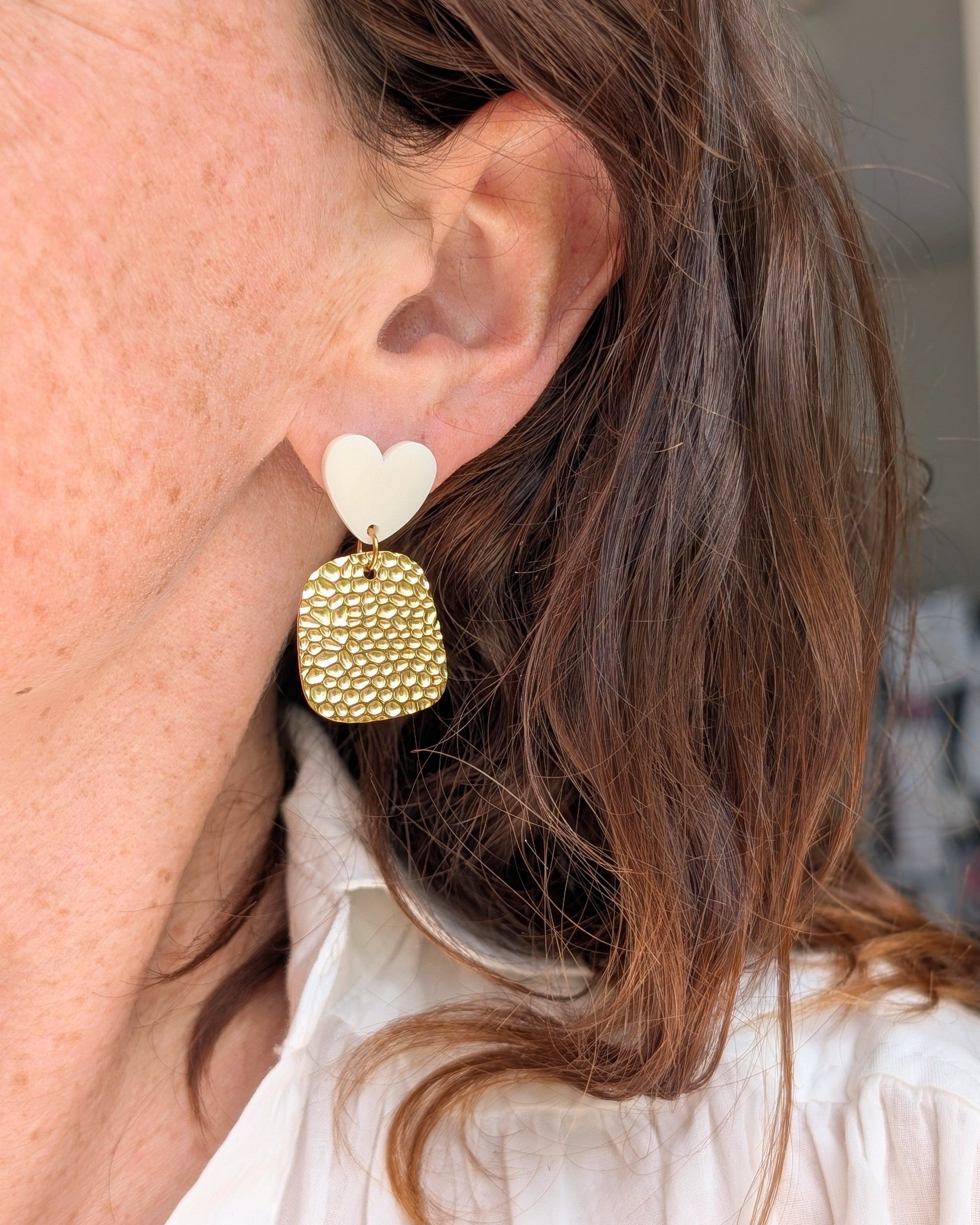 Boucles d'oreilles AMY Puces cœur blanc et pendentifs martelés dorés