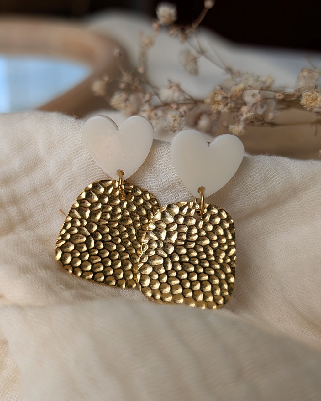 Boucles d'oreilles AMY Puces cœur blanc et pendentifs martelés dorés