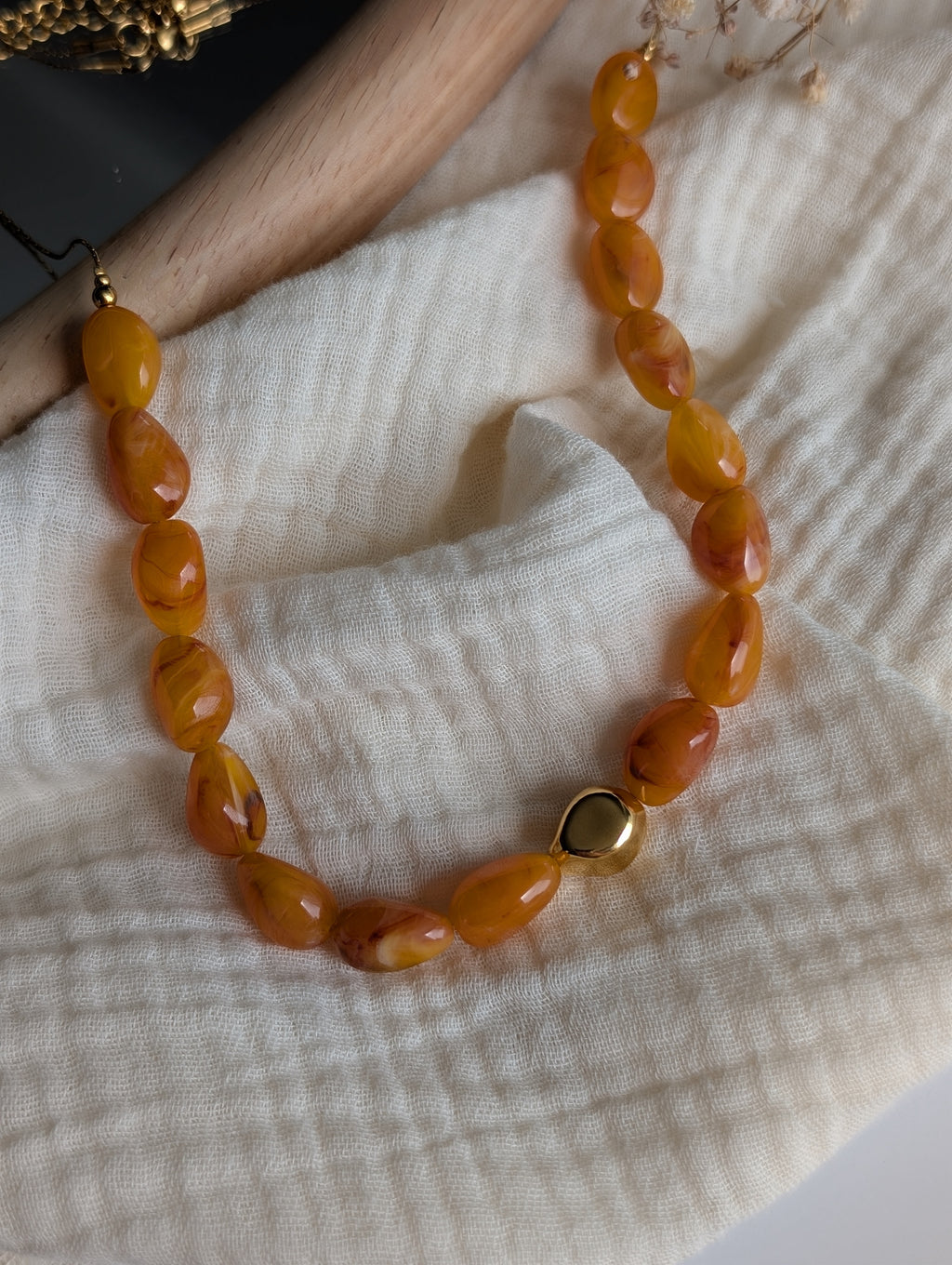 Collier LOUISON Ras-du-cou en perles marbrées ambre et perle dorée
