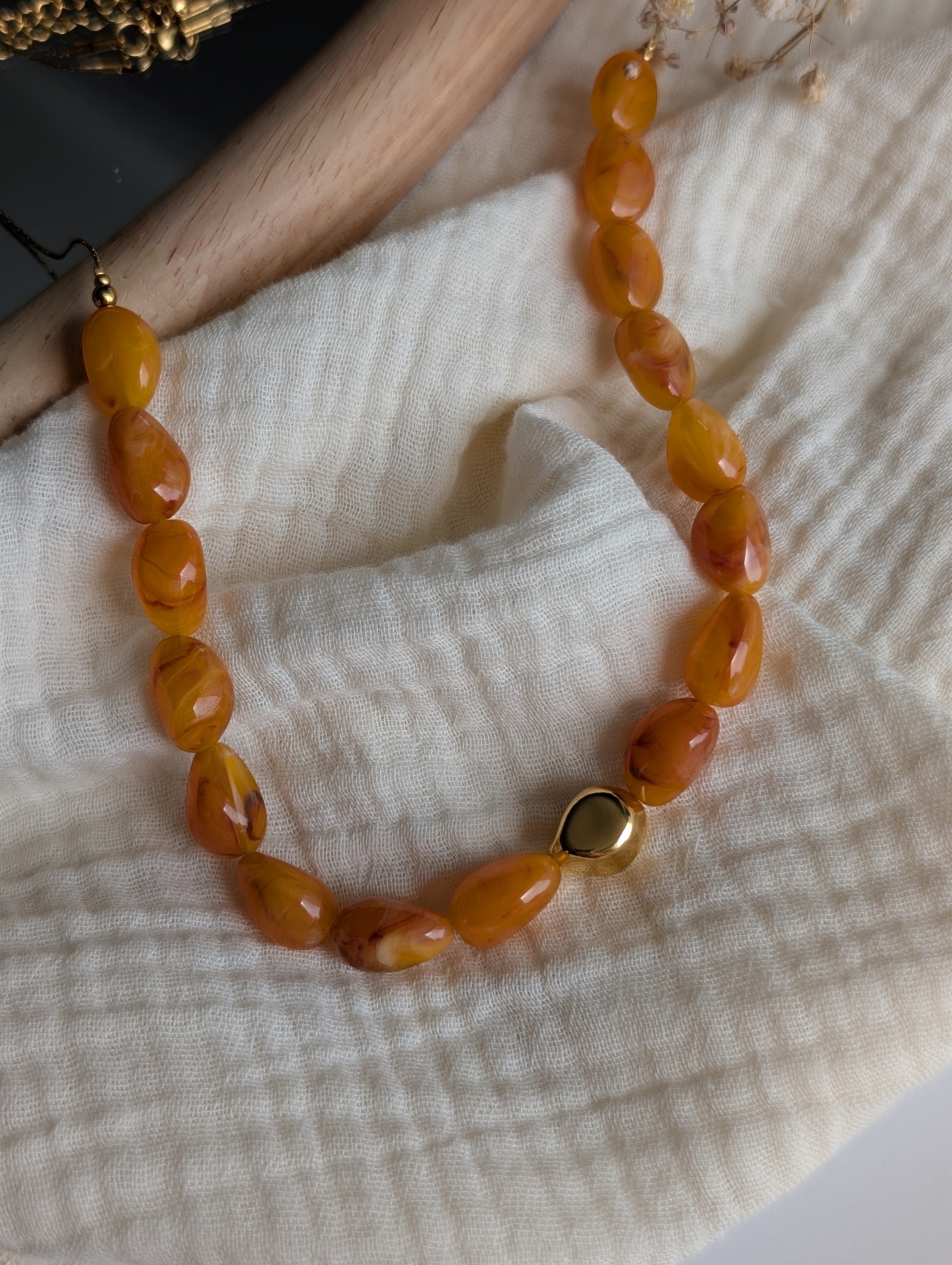 Collier LOUISON Ras-du-cou en perles marbrées ambre et perle dorée