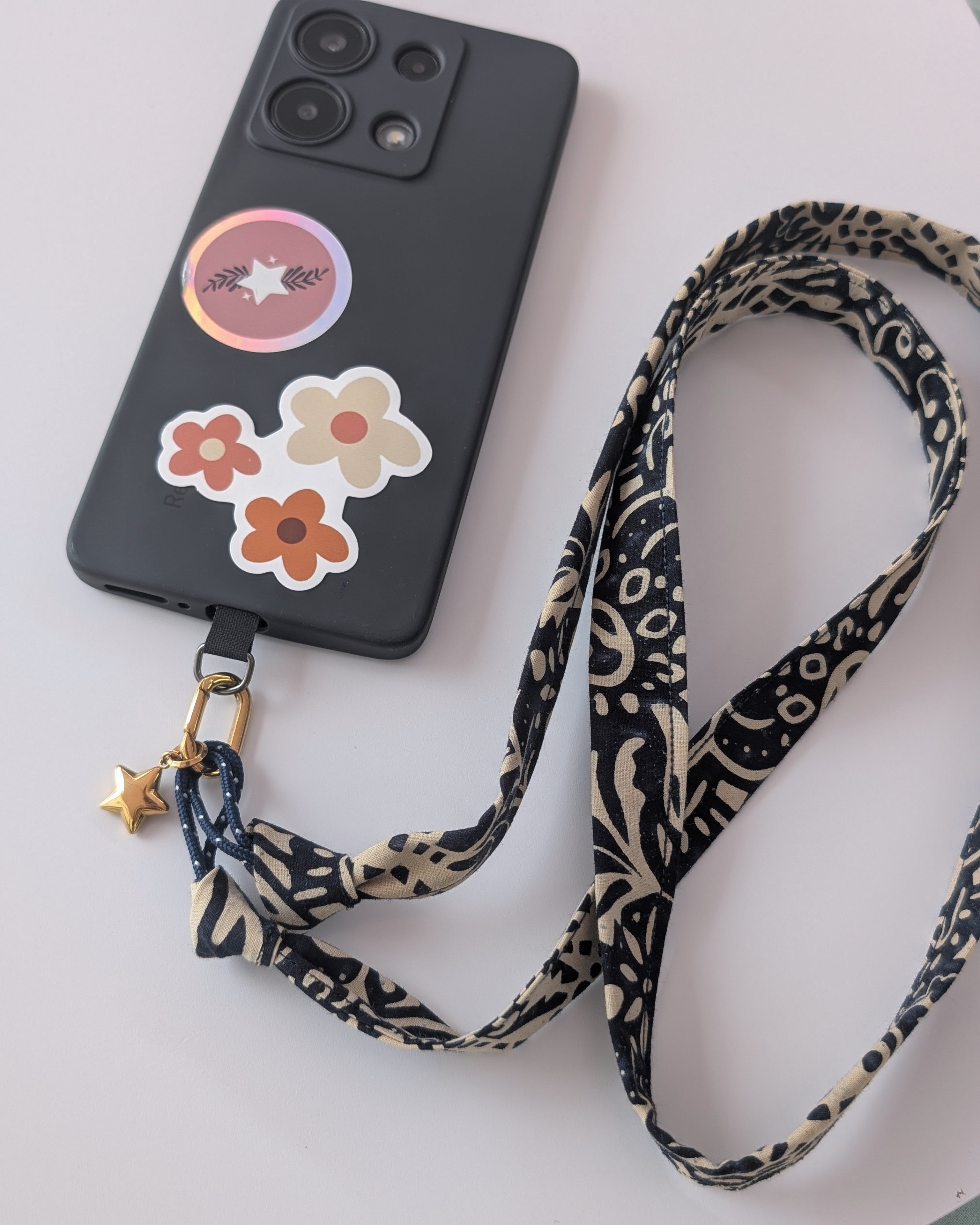 Cordon de téléphone en tissu blockprint - bleu marine crème tie and dye