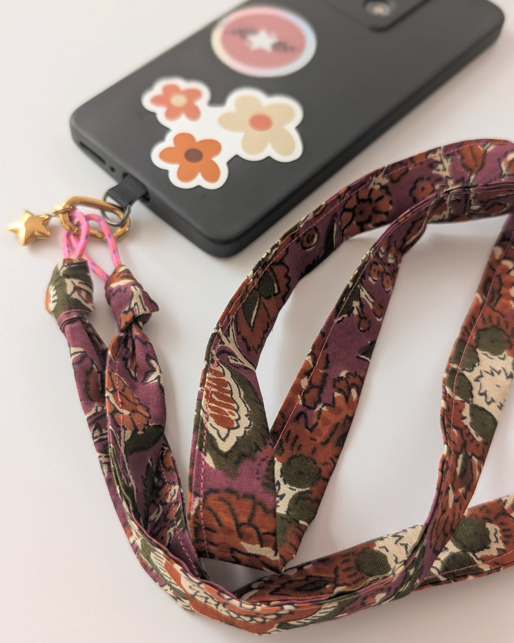 Cordon de téléphone en tissu blockprint - magenta orange et olive