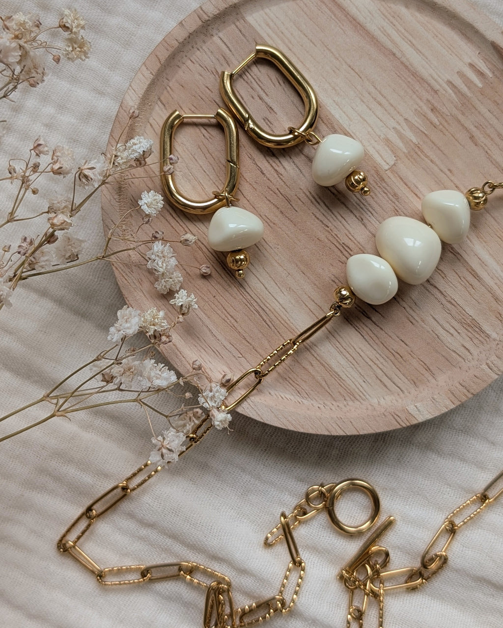 Parure Paule collier et mini créoles en acier inoxydable et perle en résine couleur ivoire. Créations artisanales La Tête dans les Nétoiles