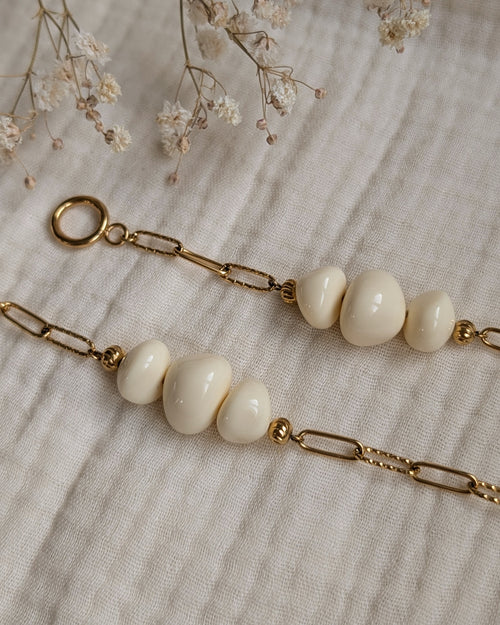 Perles en résine couleur ivoire montées sur chaîne trombone de la collection Paule. Créations artisanales La Tête dans les Nétoiles.