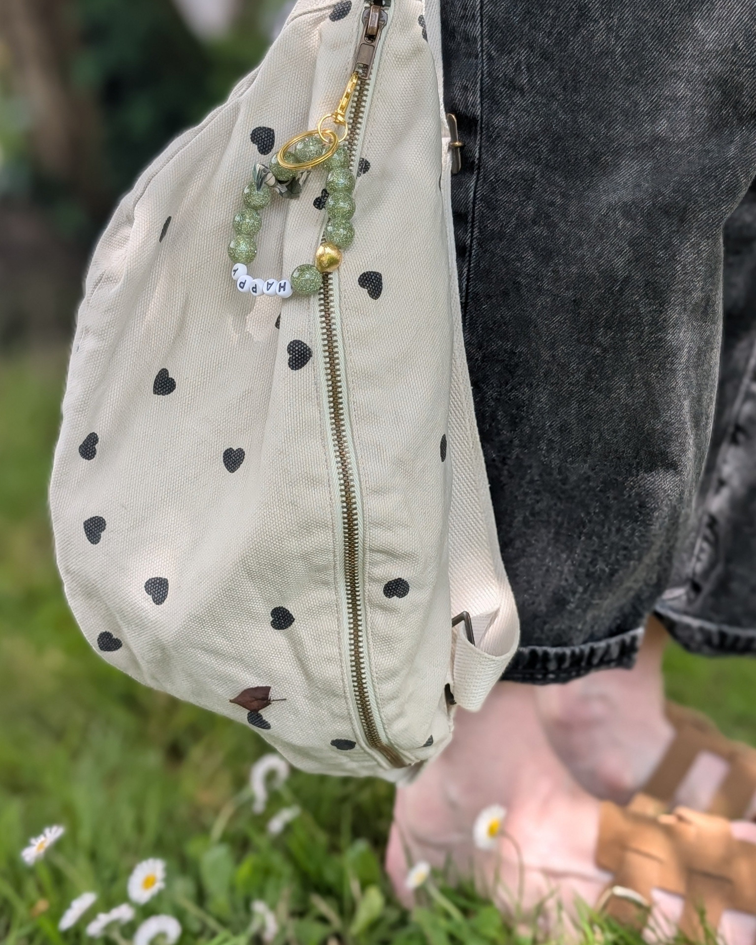 Porte clés et bijoux de sac liberty glowy vert clair paillettes. Mot happy à personnaliser. Accroché à un sac banane Créations artisanales La Tête dans les Nétoiles