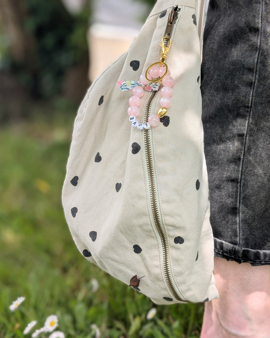 porte clés ou bijou de sac accroché à un sac banane . Créations artisanales La Tête dans les Nétoiles