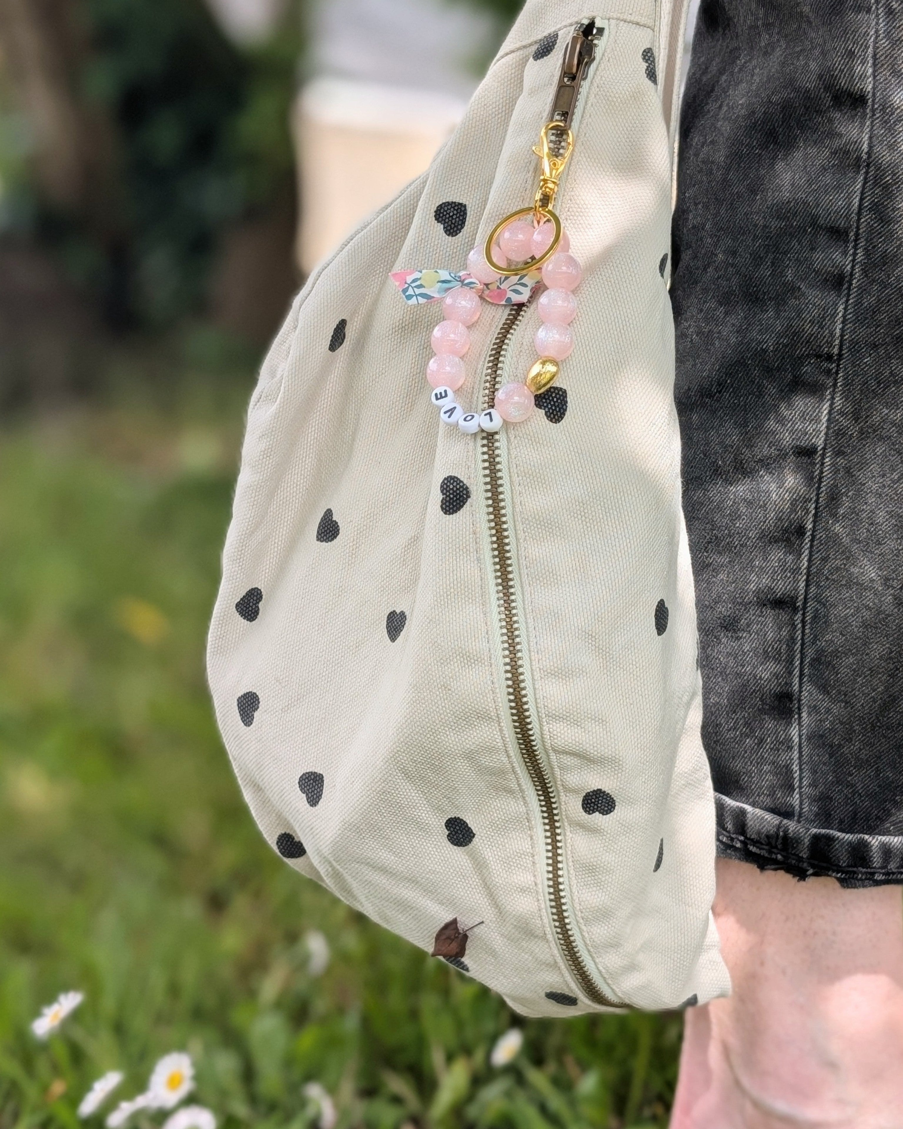 porte clés ou bijou de sac accroché à un sac banane . Créations artisanales La Tête dans les Nétoiles