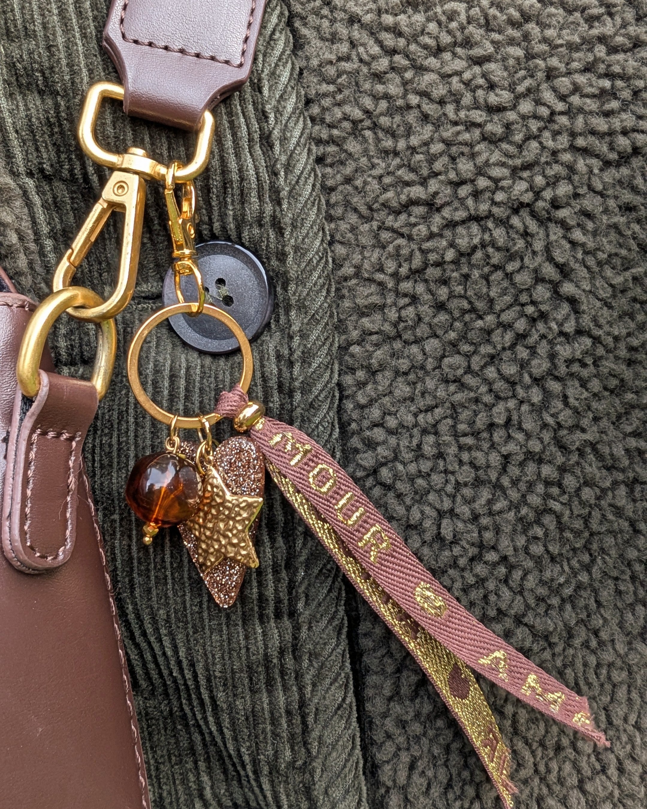 Porte clés Mots doux AMOUR chocolat et or accroché a un sac à main. Ou bijoux de sac création artisanale La Tête dans les Nétoiles