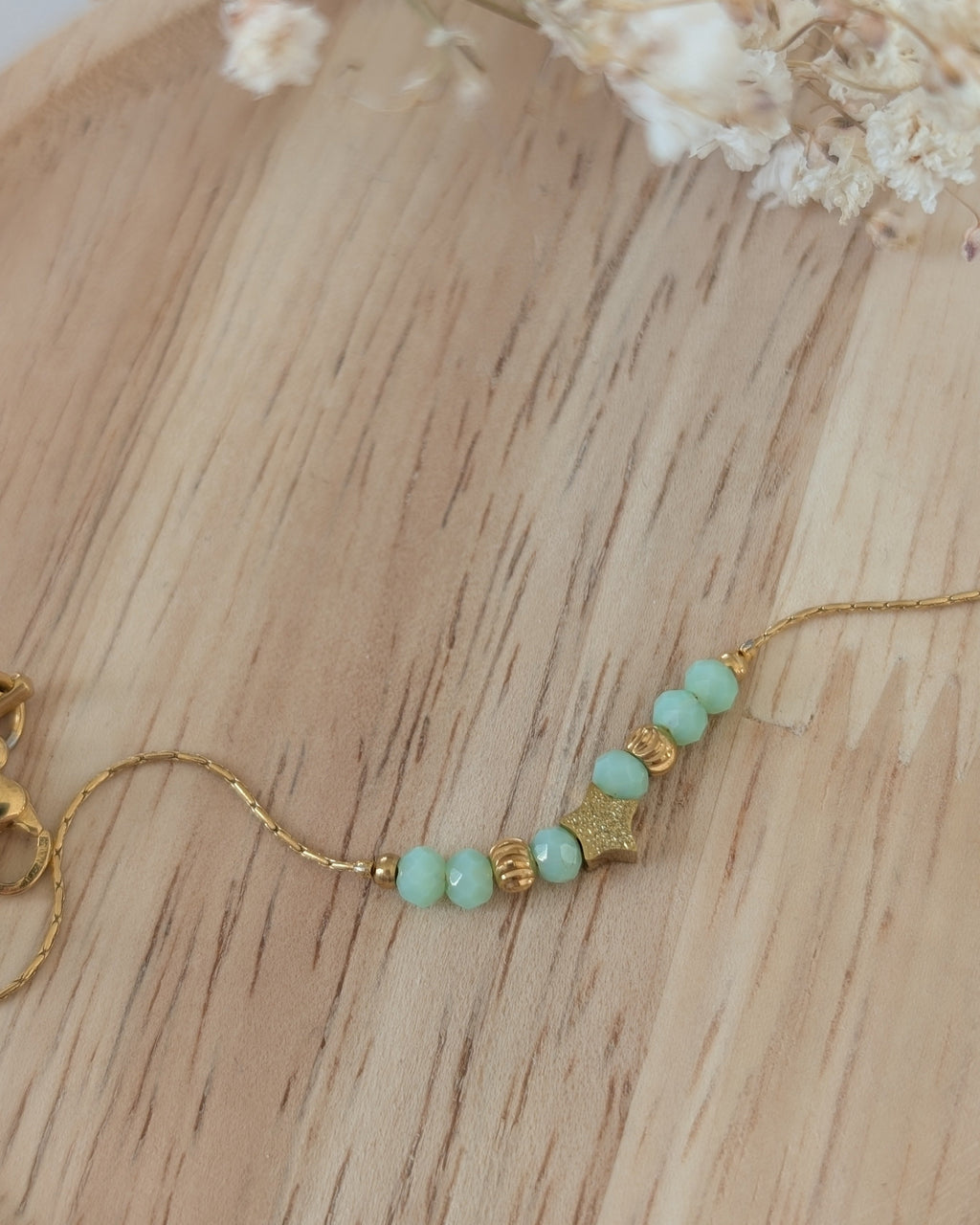 Bracelet fin en maille serpentine perle étoile diamantée et perles en verre colori vert d'eau. Création La Tête dans les Nétoiles