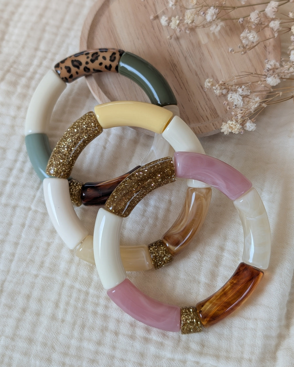 Trio de braceletds perles tube. Un en rose tendre un en jaune pastel un en vert et léopard. Avec fond en gaze de coton. Créations La Tête dans les Nétoiles