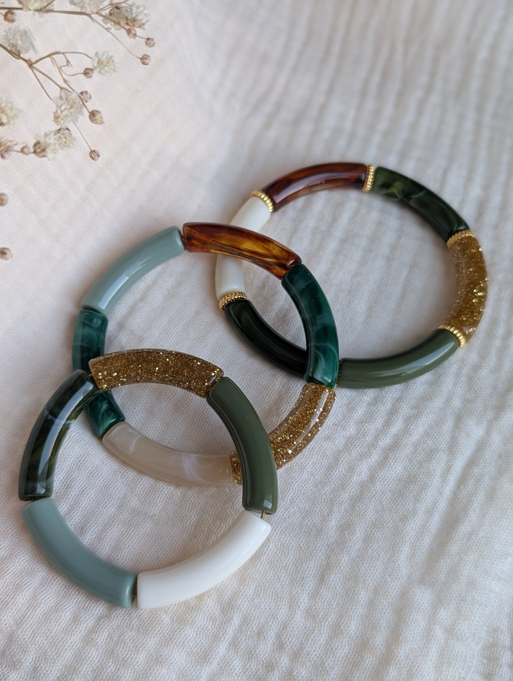 Trio de bracelets perle tube ton vert. Bracelet Lison Bracelet Lisa Bracelet mini Lisa version enfant Créations La Tête dans les Nétoiles