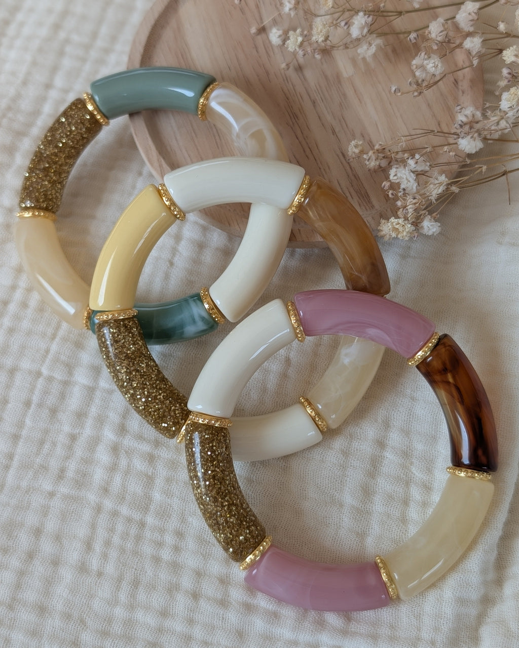 3 bracelets perles tube Marie avec perles intercalaires dorés haute qualité. Un en vert un en jaune et un en rose. Créations La Tête dans les nétoiles
