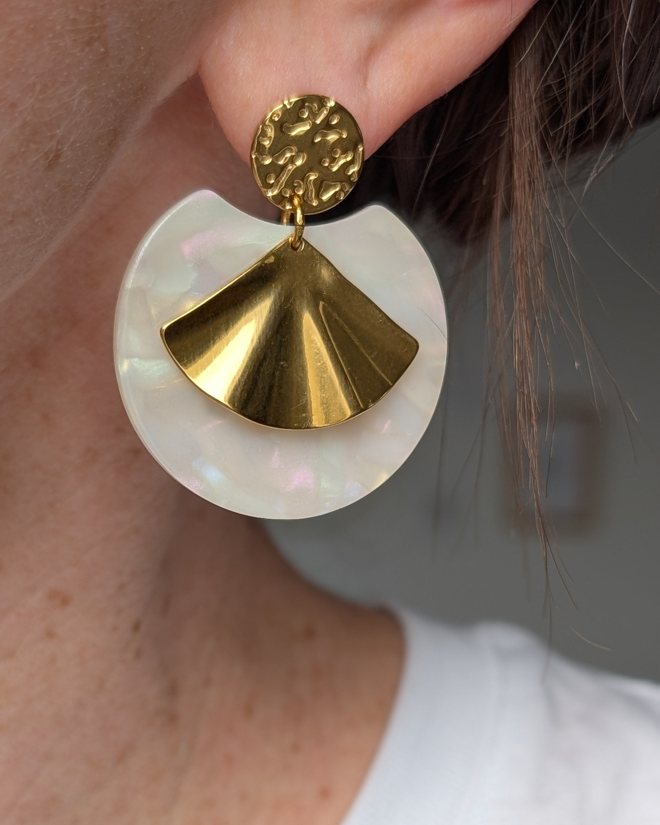 boucles d'oreilles Zéline portées par une femme. Création La Tête dans les Nétoiles