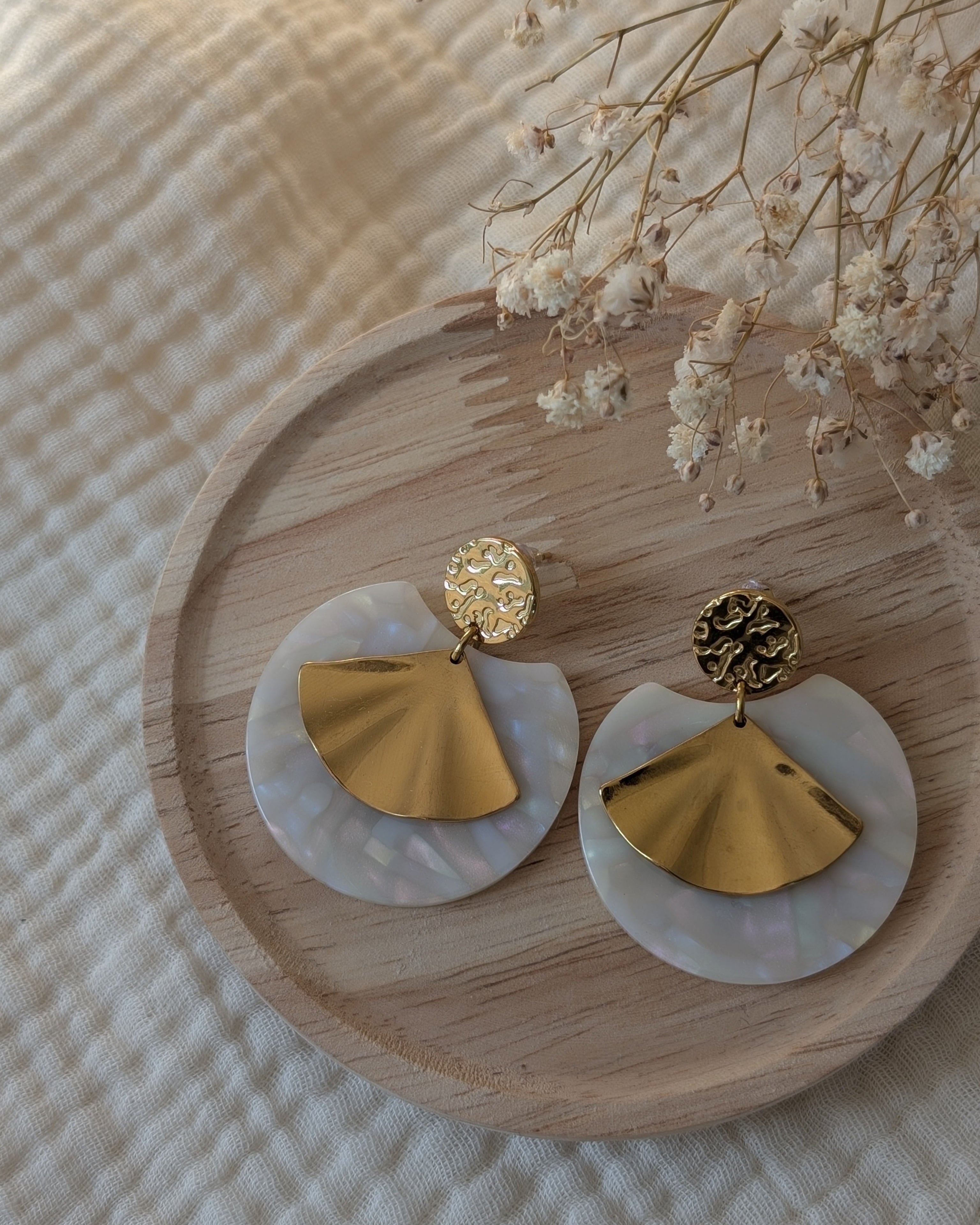 Boucles d'oreilles Zéline acétate arc en ciel et éventail en acier. Posé sur support en bois. Création La Tête dans les nétoiles