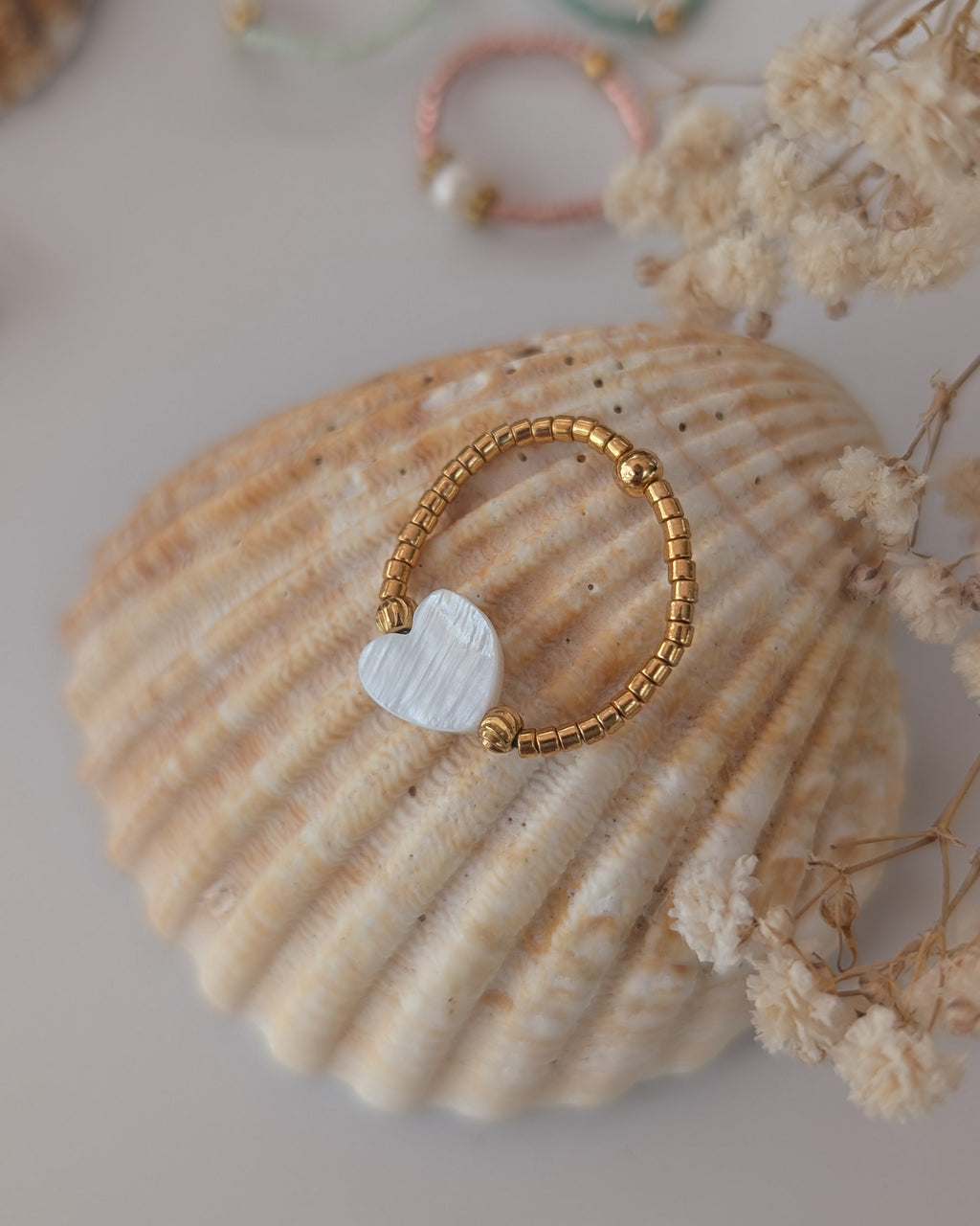 bague elastique perles miyuki coeur maxi nacre. Posé sur un coquillage. Créations artisanales la Tête dans les Nétoiles