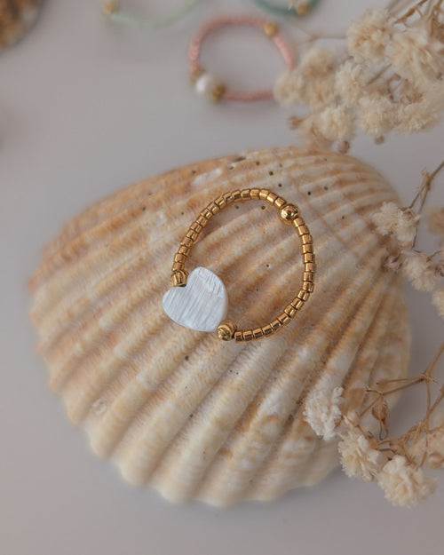 bague elastique perles miyuki coeur maxi nacre. Posé sur un coquillage. Créations artisanales la Tête dans les Nétoiles