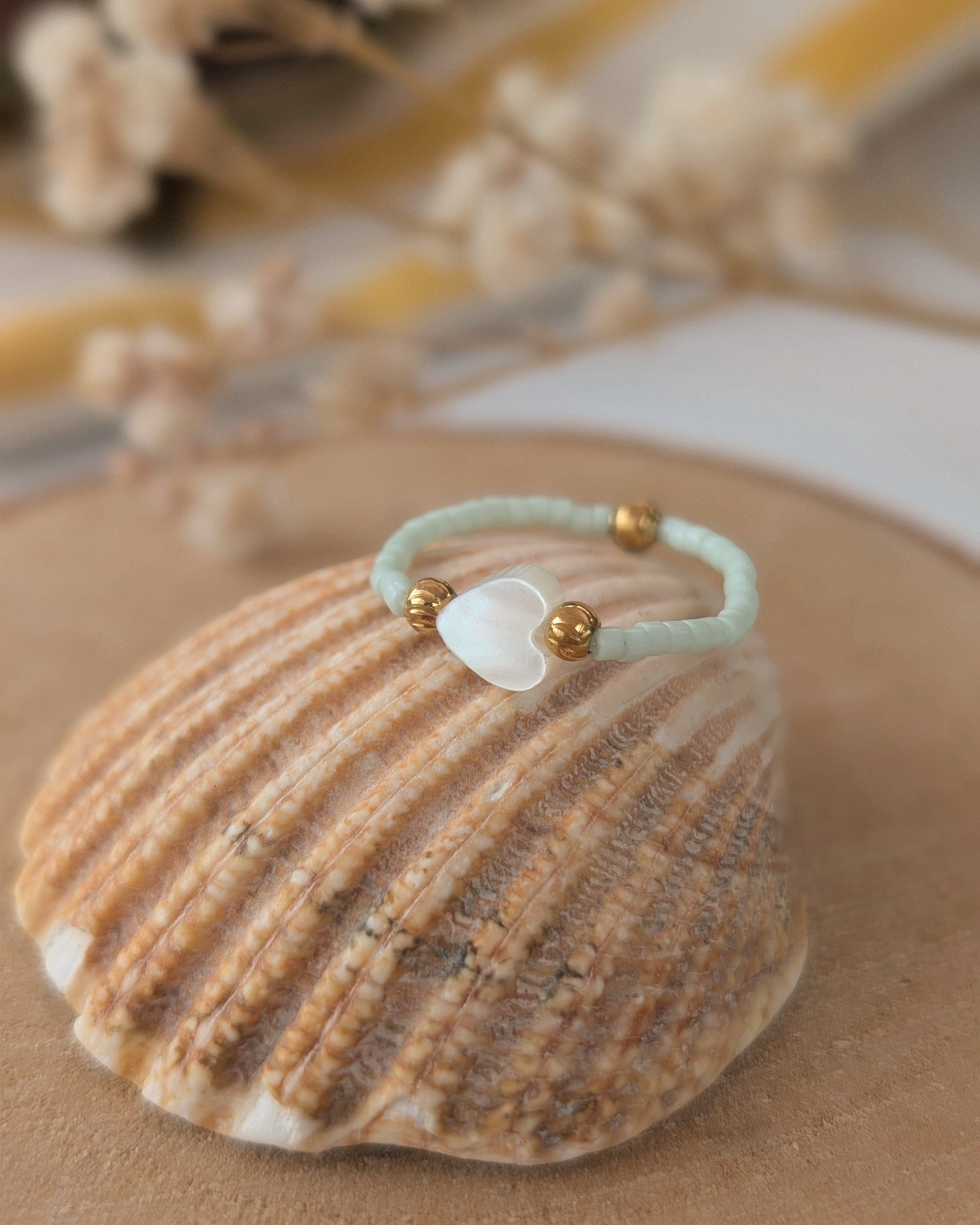 bague perles miyuki avec perle petit coeur nacre et acier inoxydable. Créations artisanales La Tête dans les Nétoiles