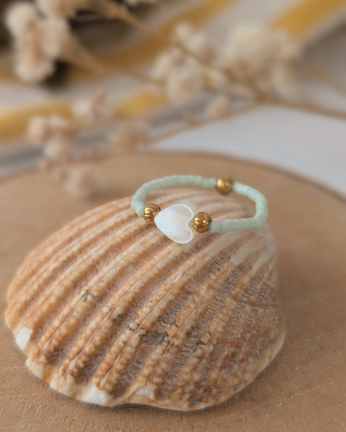 bague perles miyuki avec perle petit coeur nacre et acier inoxydable. Créations artisanales La Tête dans les Nétoiles