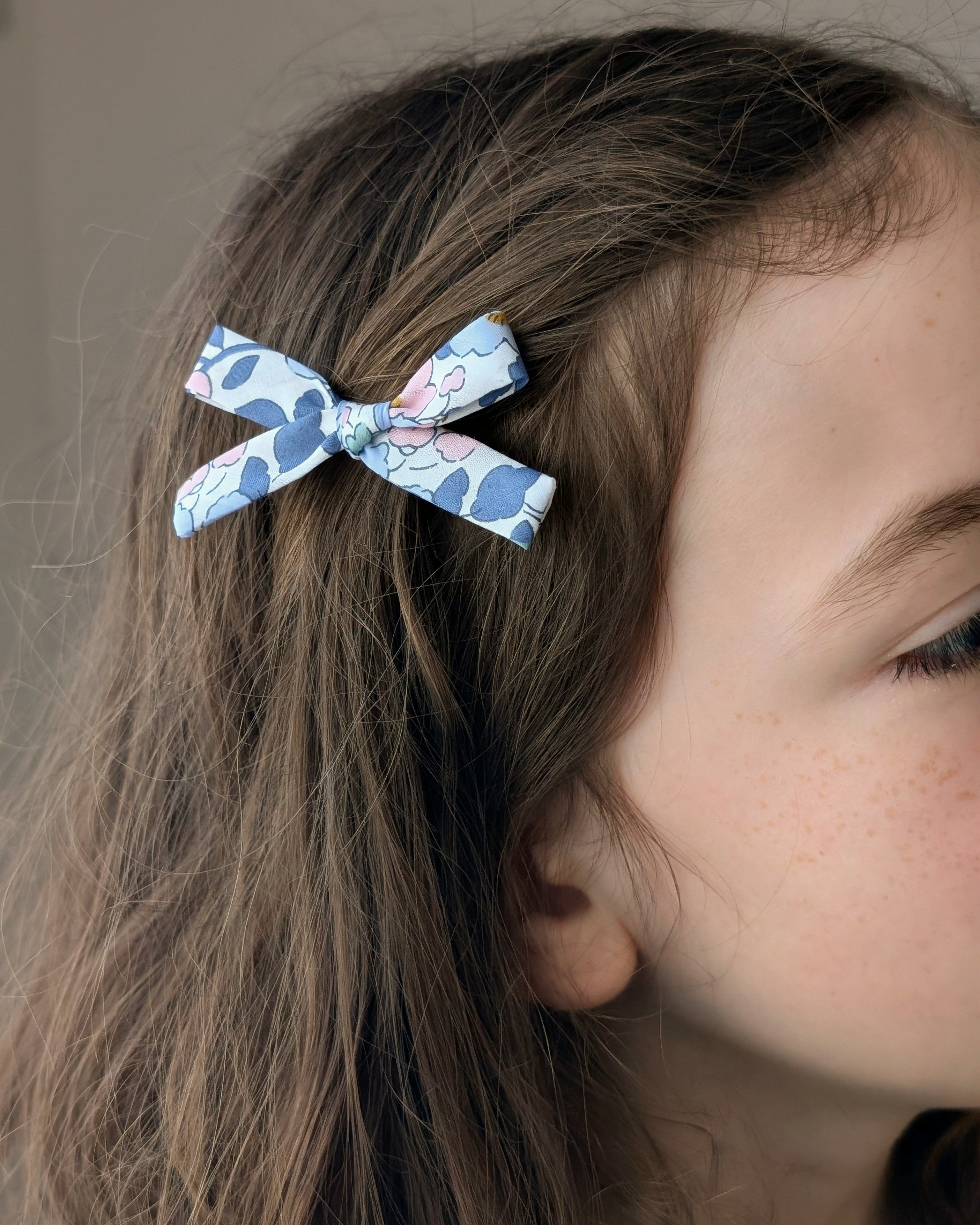 barrette cheveux liberty porté dans les cheveux d'une filles