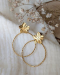 boucles anneaux fleurs tiaré Moana posées sur gaze de coton. Créations artisanales La Tête dans les Nétoiles