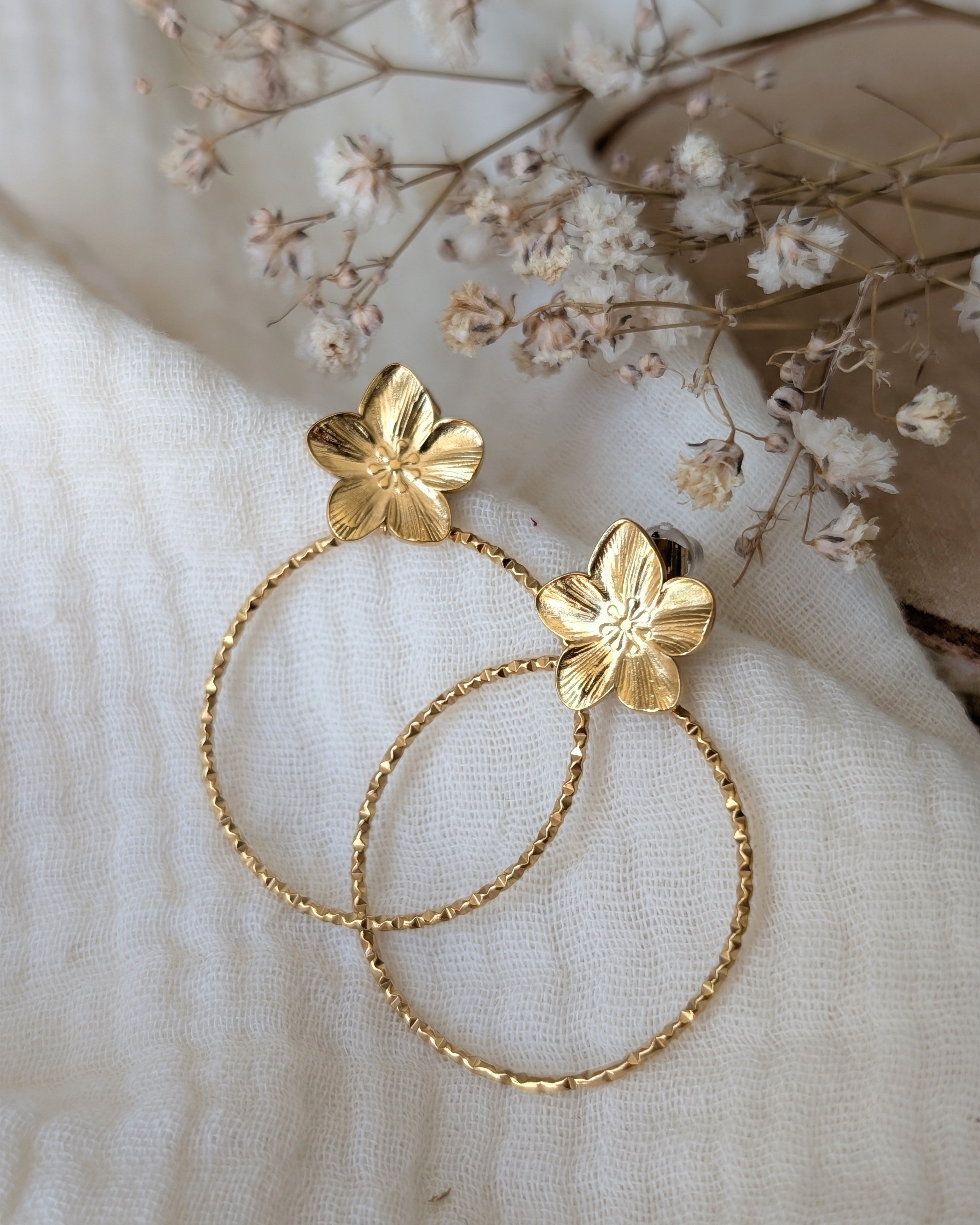 boucles anneaux fleurs tiaré Moana posées sur gaze de coton. Créations artisanales La Tête dans les Nétoiles