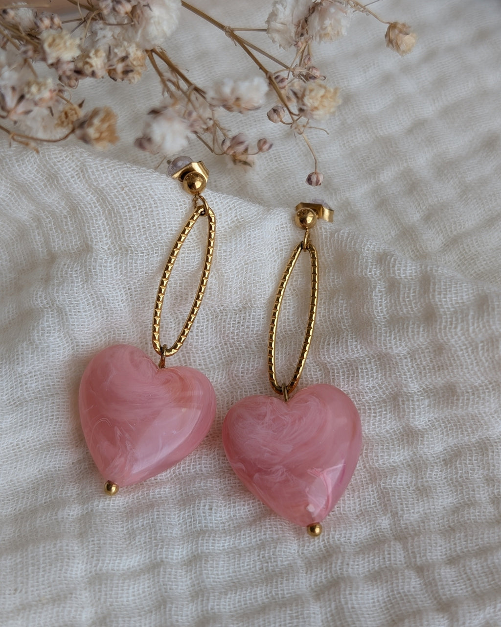 Boucles pendantes Aélia coeur vieux rose marbrés posées sur gaze de coton. Création La Tête dans les Nétoiles
