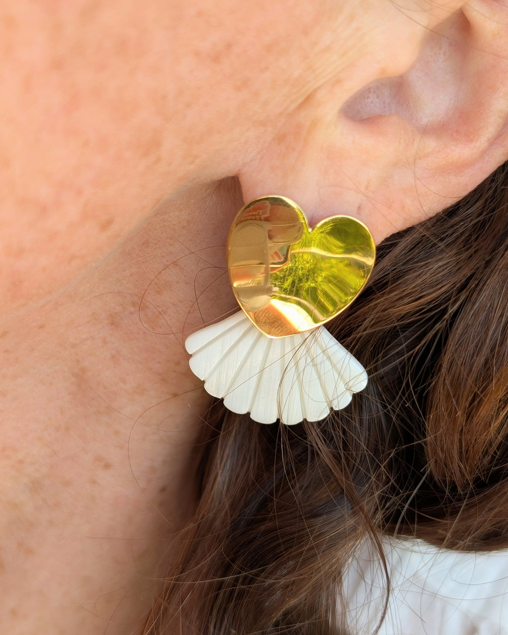 Boucles coeur doré Amélia et éventail nacre portées en gros plan par une femme. Créations artisanales La Tête dans les Nétoiles