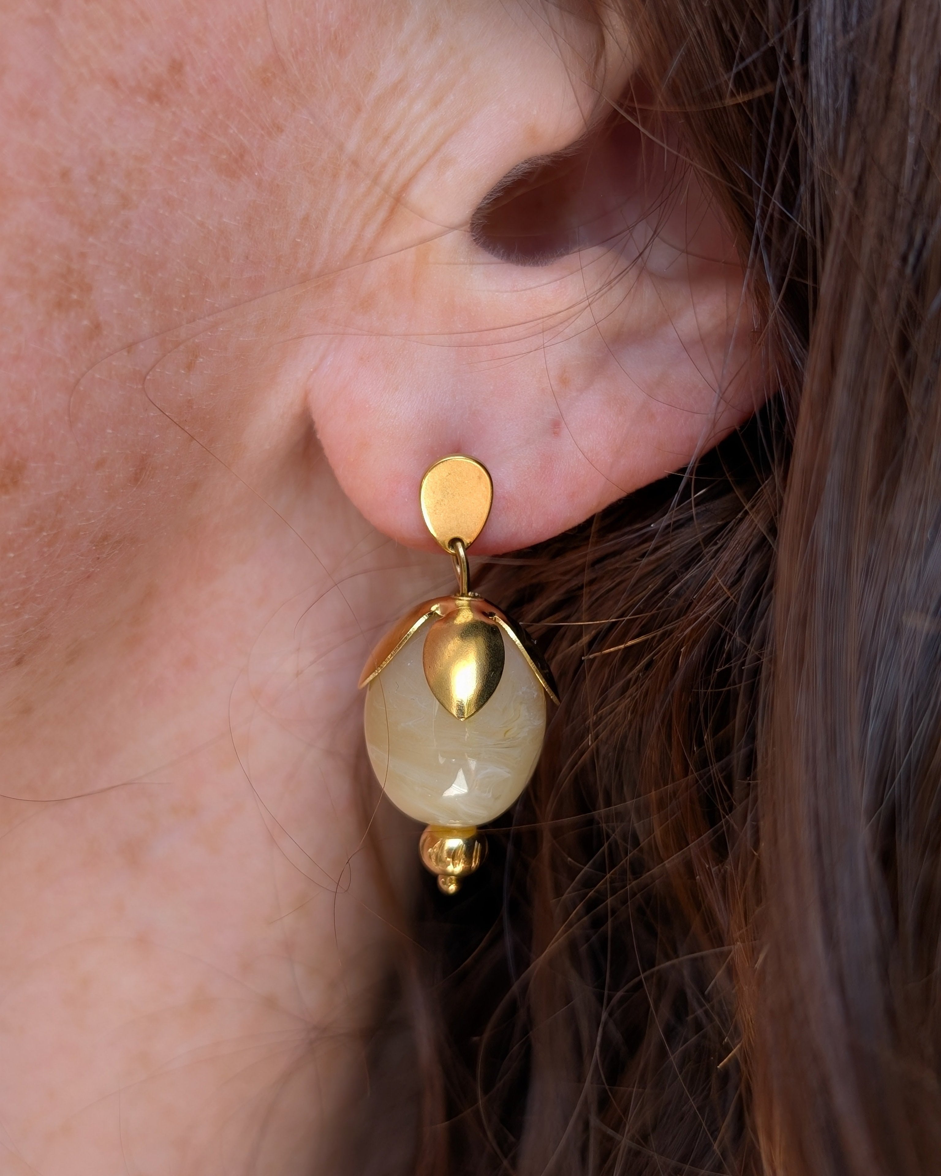 Boucles olivia perle résine beige marbré porté par une femme. Créations artisanales La Tête dans les Nétoiles
