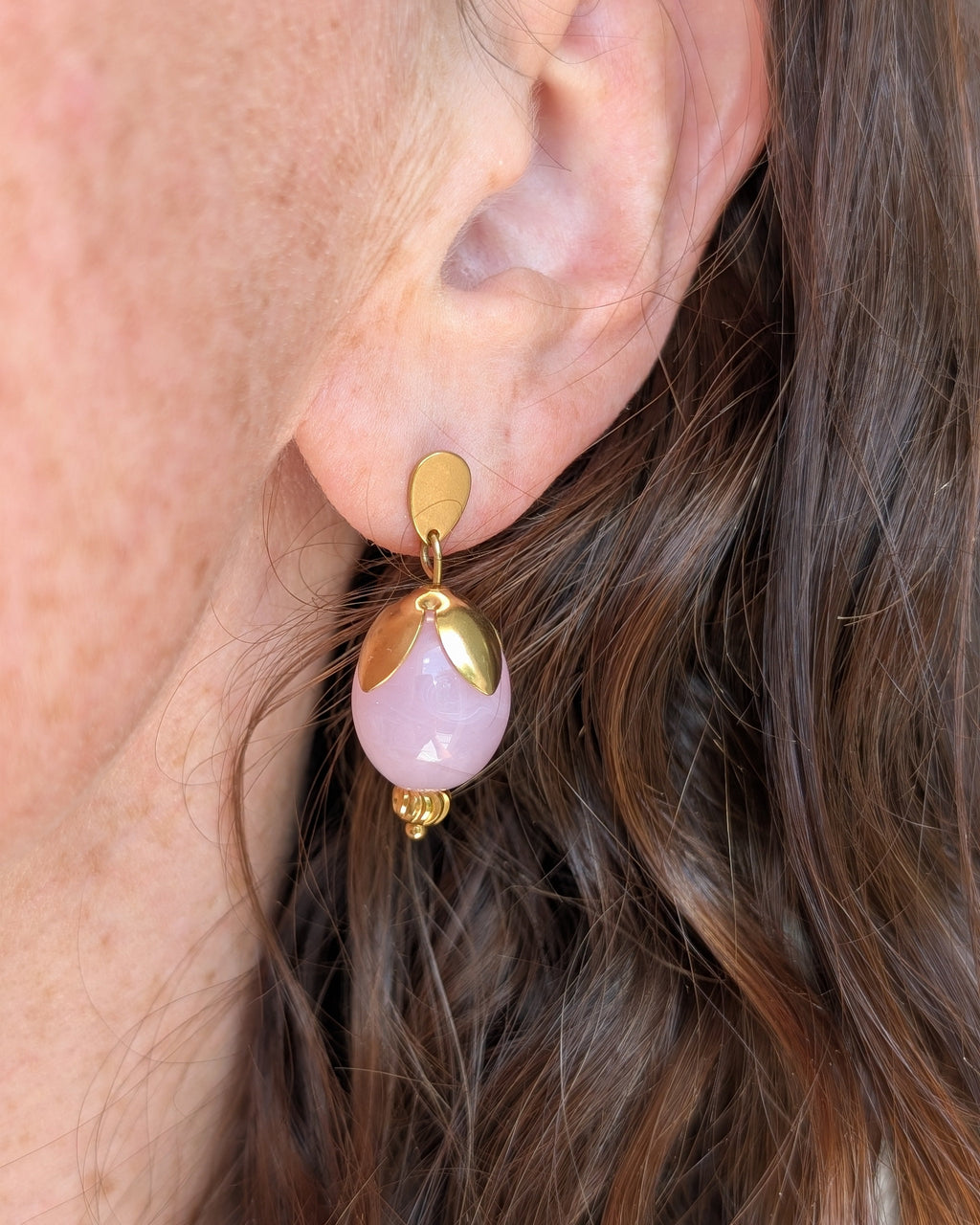 boucles Olivia colori rose poudré perle en résine et acier inoxydable. en forme de bourgeon. Portées par une femme. Créations artisanales La Tête dans les Nétoiles