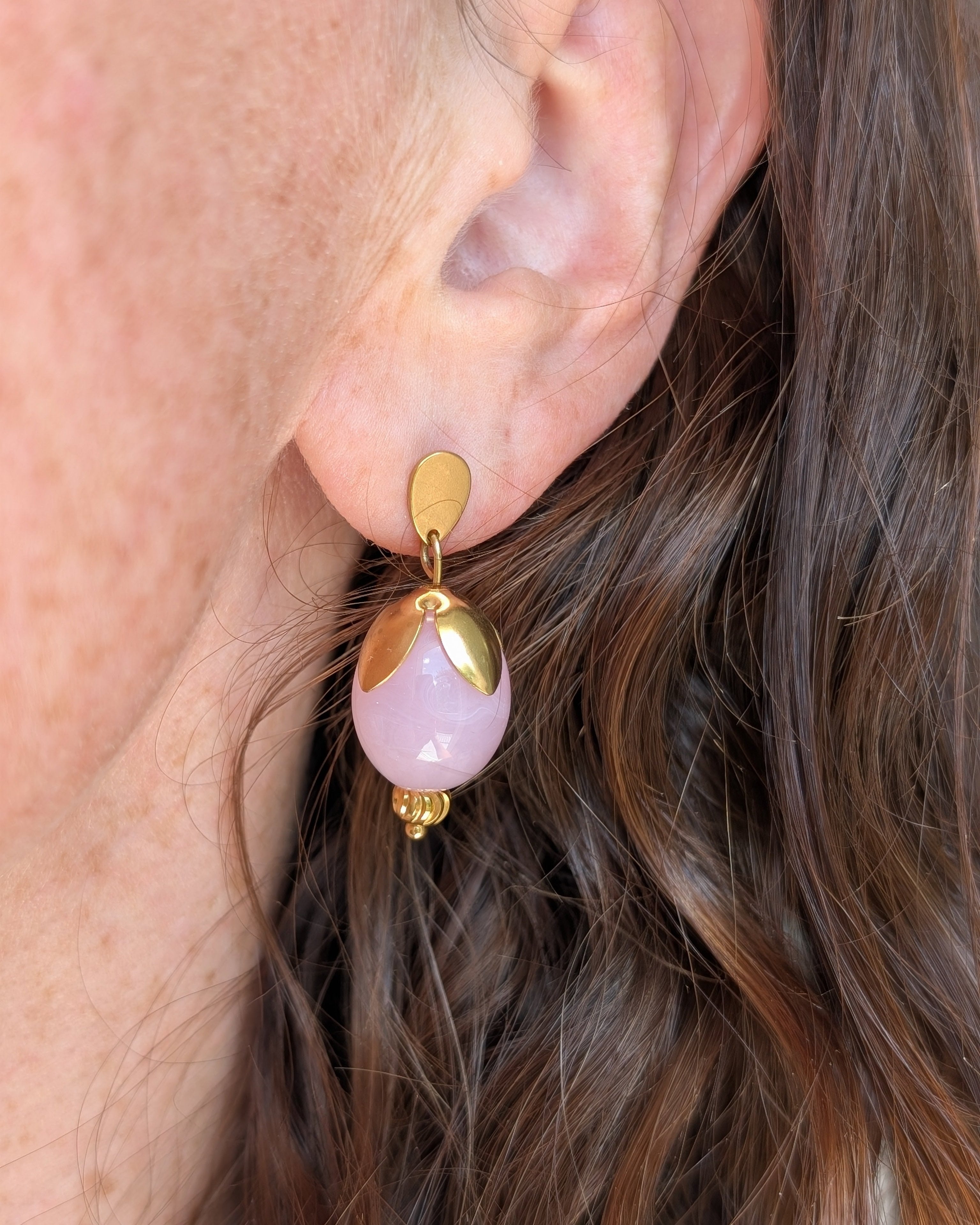 boucles Olivia colori rose poudré perle en résine et acier inoxydable. en forme de bourgeon. Portées par une femme. Créations artisanales La Tête dans les Nétoiles