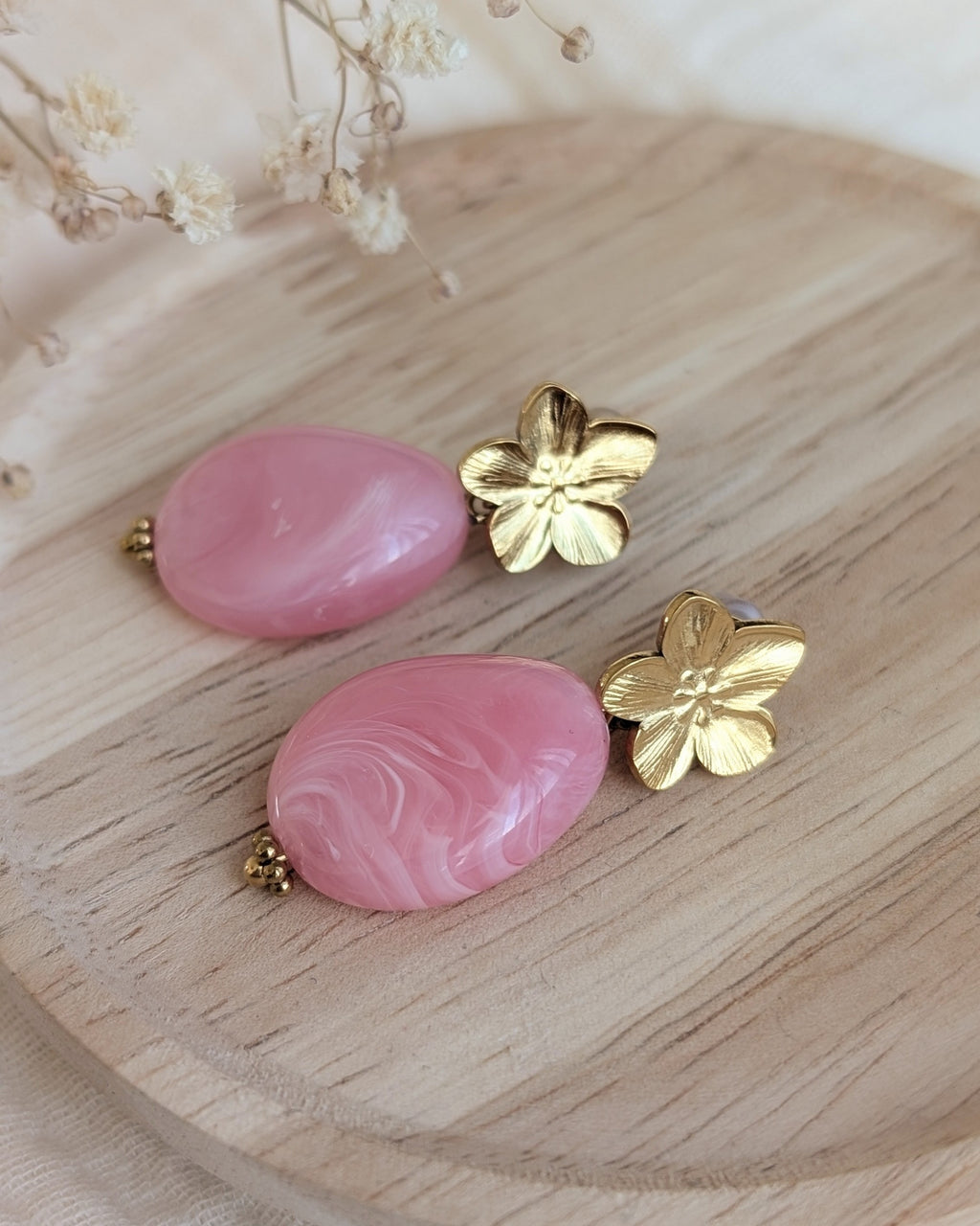 boucles fleur de cerisier JEANNETTE et perle rose marbre sur plateau en bois creation artisanale la Tete dans les Netoiles boucles en acier inoxydable doré