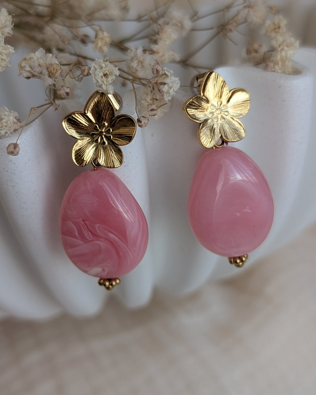 boucles fleur de cerisier JEANNETTE et perle rose marbre sur support blanc en grès creation artisanale la Tete dans les Netoiles boucles en acier inoxydable doré