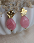 boucles fleur de cerisier JEANNETTE et perle rose marbre sur support blanc en grès creation artisanale la Tete dans les Netoiles boucles en acier inoxydable doré