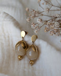 Boucles d'oreilles Olivia perle beige marbré en résine et acier inoxydable. Posées sur gaze de coton. Créations artisanales La Tête dans les Nétoiles.