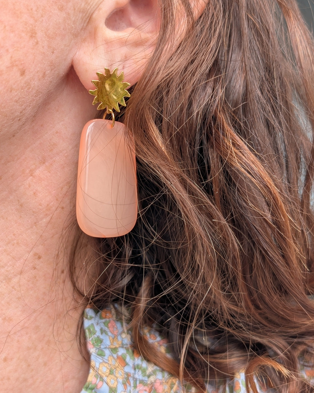 boucles pendantes Alba soleil et résine rectangle pêche porté par une femme. Créations artisanales La Tête dans les Nétoiles