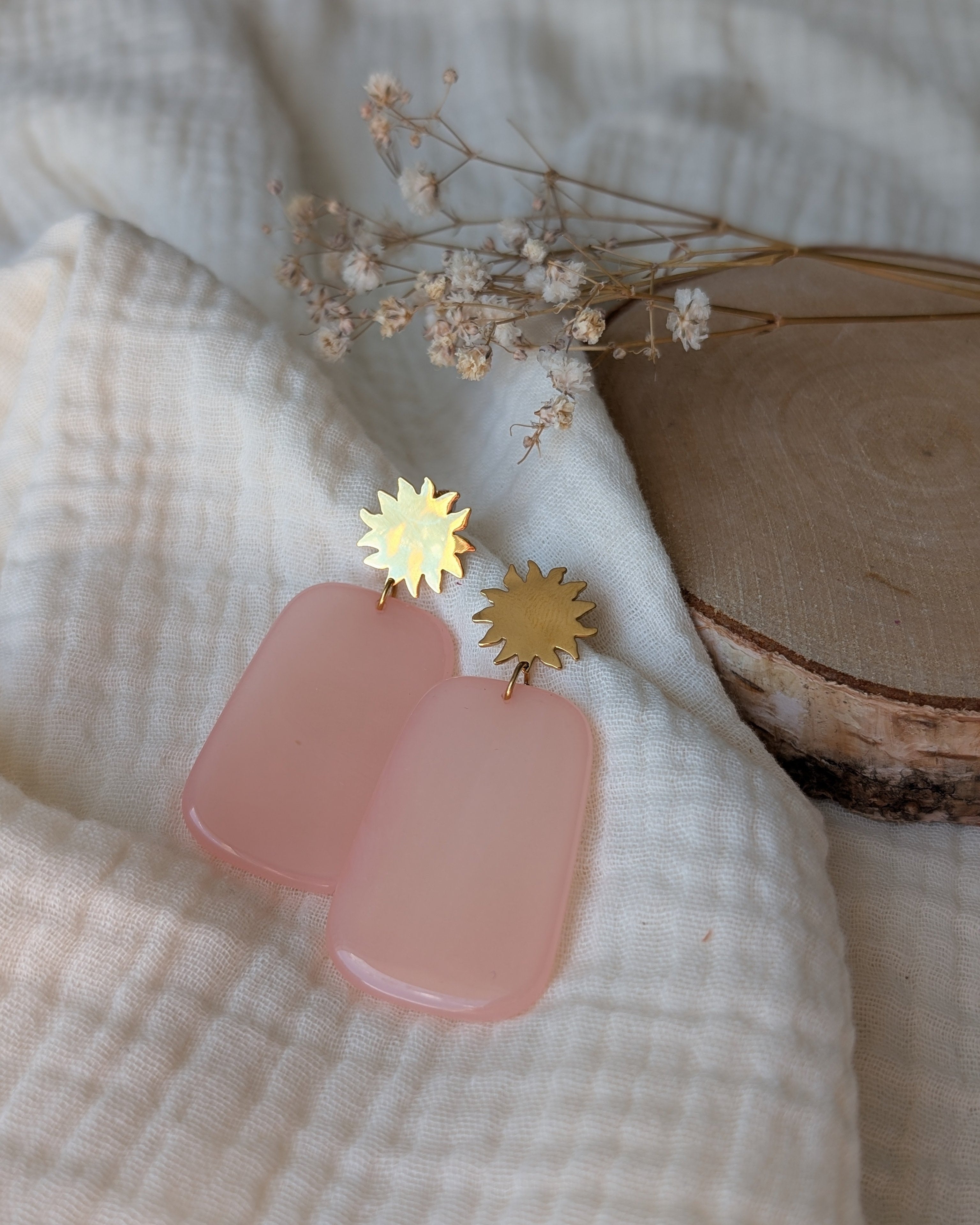 boucles pendantes Alba posées sur gaze de coton. Colori rose poudré . Créations La Tête dans les Nétoiles