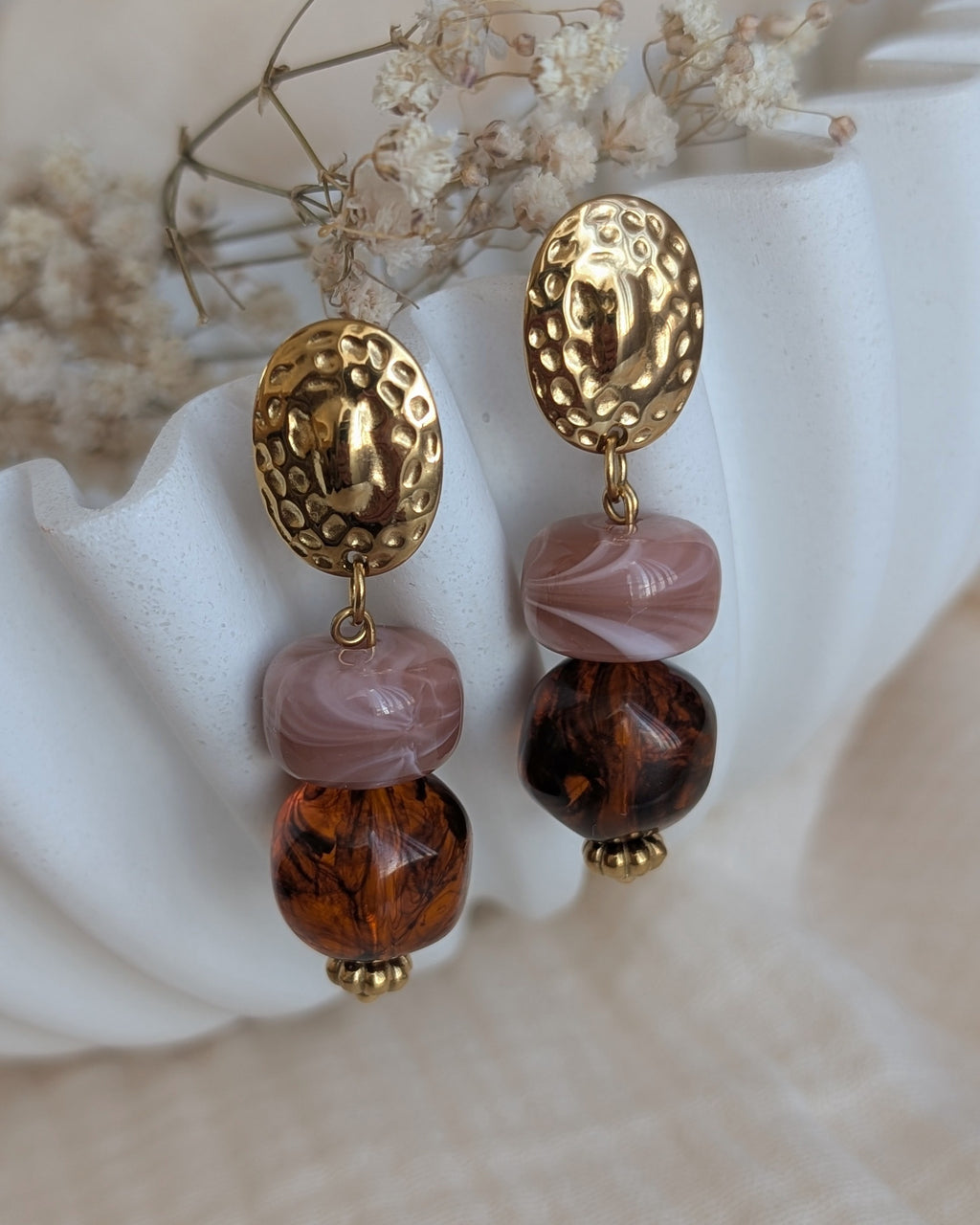 boucles pendantes CHARLIZE clous d'oreilles ovales martelés et perles en résine ambré et terracotta rosé. Prise sur support en céramique. Création artisanale La Tête dans les Nétoiles