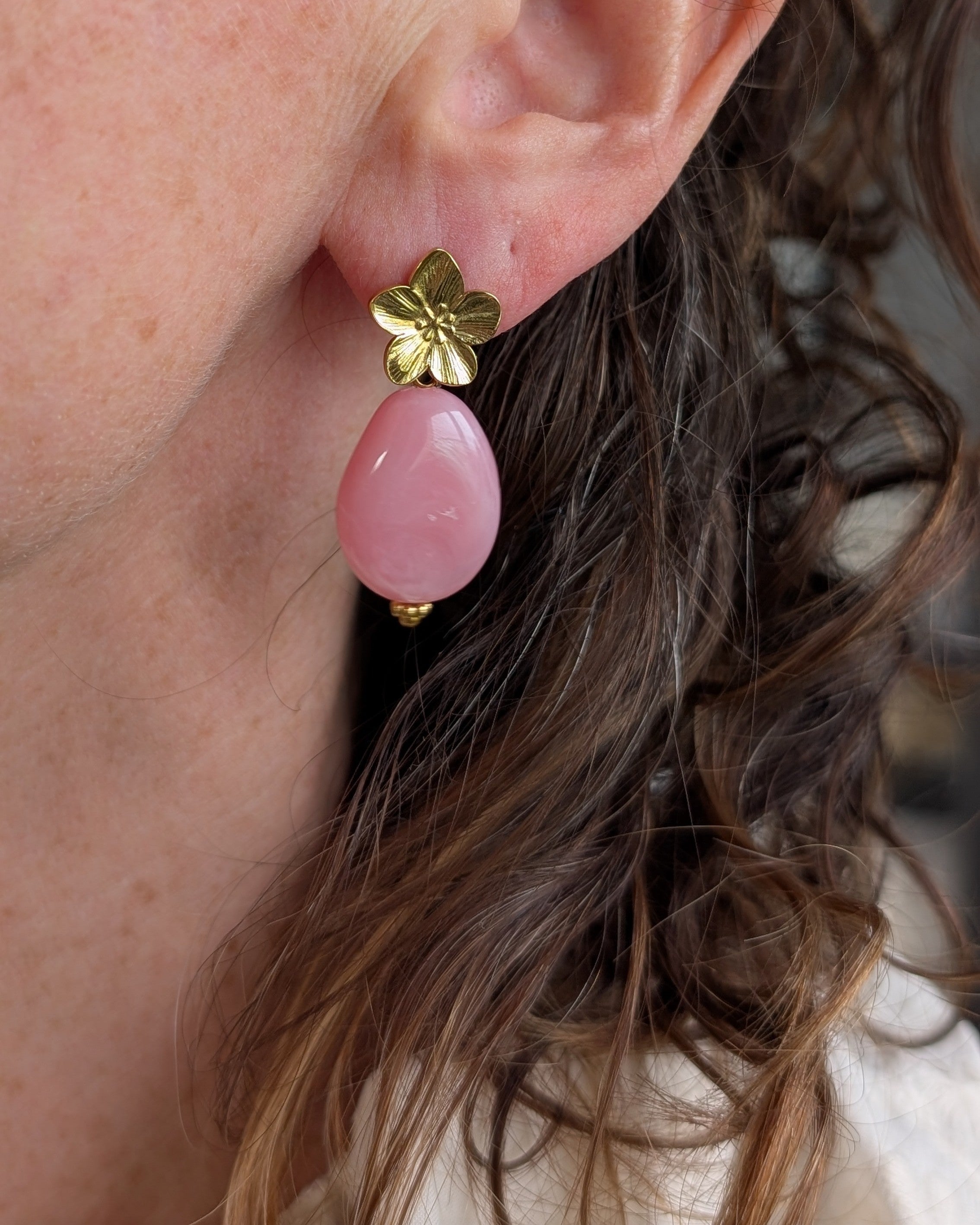 boucles pendantes  Jeannette fleur cerisier et perle en résine rose marbré portée par une femme bijoux en acier inoxydable création artisanale La Tête dans les Nétoiles