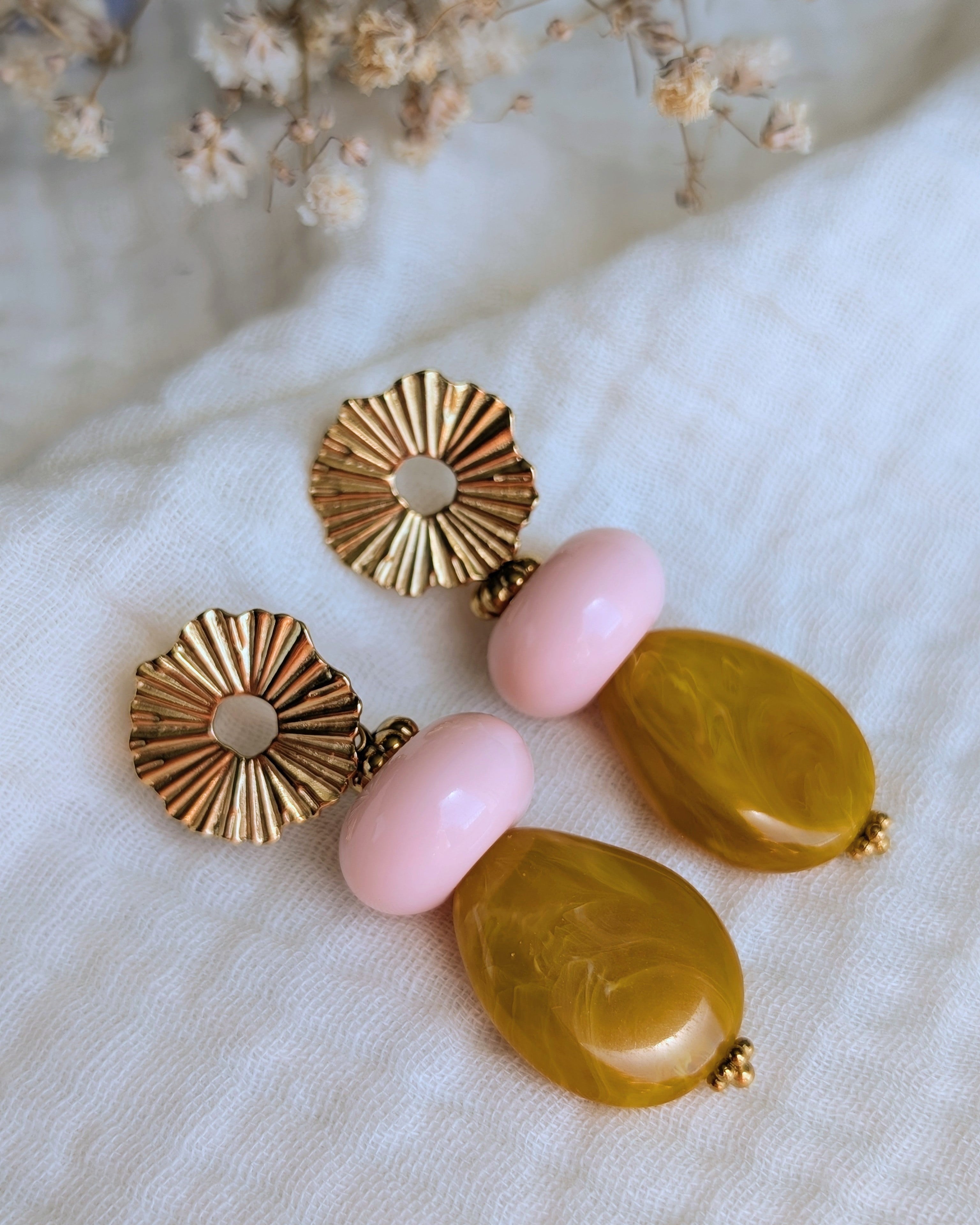 Boucles pendantes Ondine soleil et perles e, résine rose lisse et jaune safran. Posées sur gaze de coton. Créations artisanales La Tête dans les Nétoiles