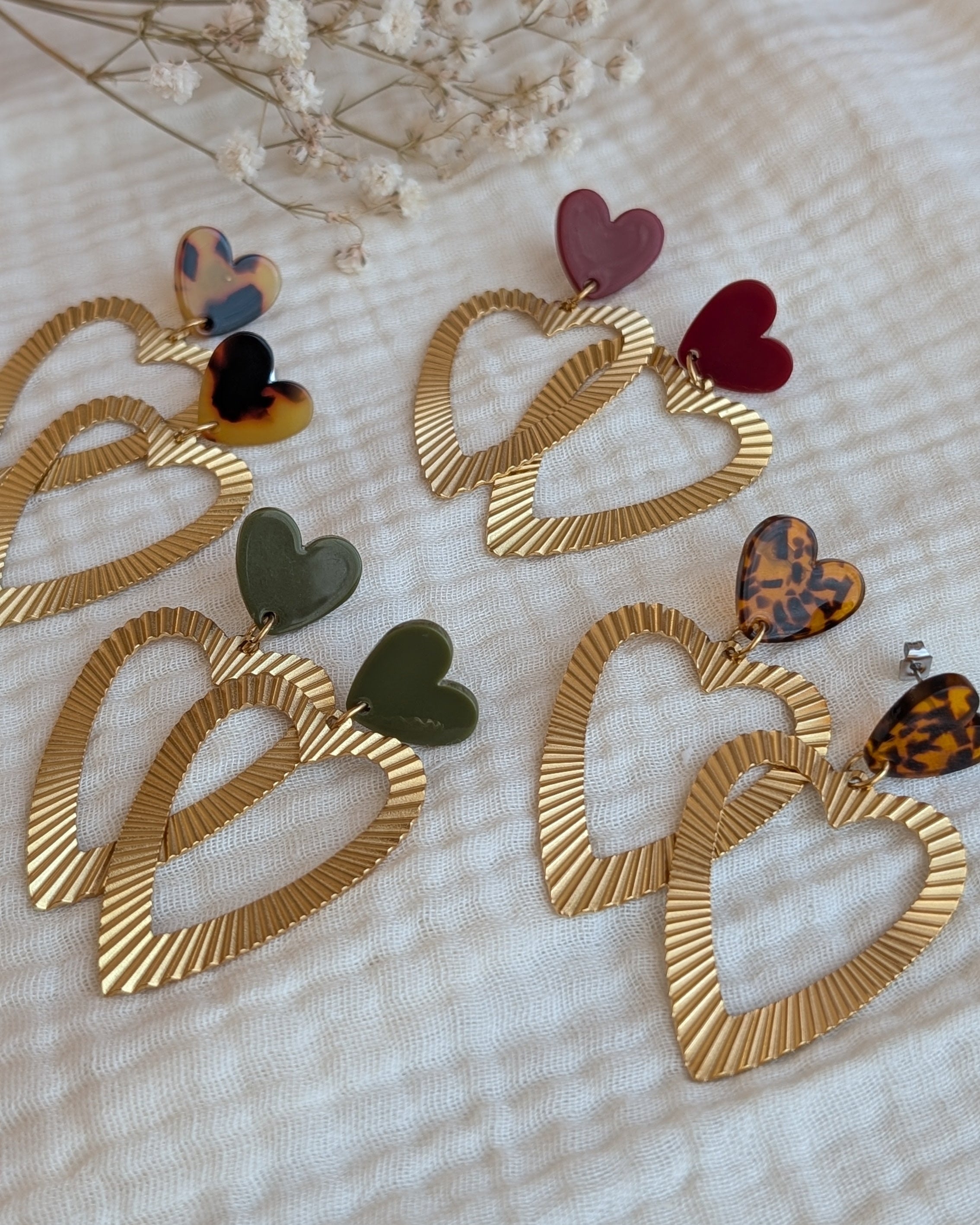 boucles pendantes coeur Thelma coloris vert kaki bordeaux terrazzo leopard et bordeaux sur gaze de coton creation artisanale la Tete dans les Netoiles 