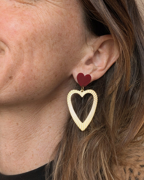 boucles pendantes coeur Thelma portees par une femme creation artisanale la Tete dans les Netoiles