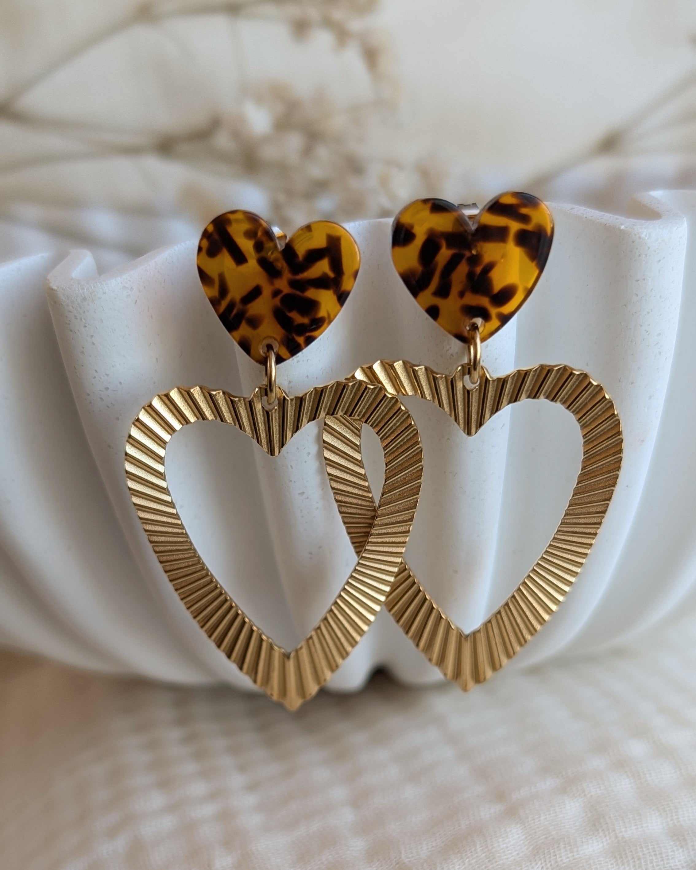 boucles pendantes coeur Thelma style leopard en gros plan creation artisanale la Tete dans les Netoiles