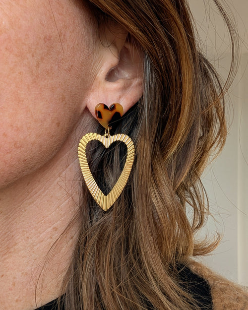 boucles pendantes coeur thelma portees par une femme couleur tortoise ecaille de tortue creation artisanale la tete dans les netoiles