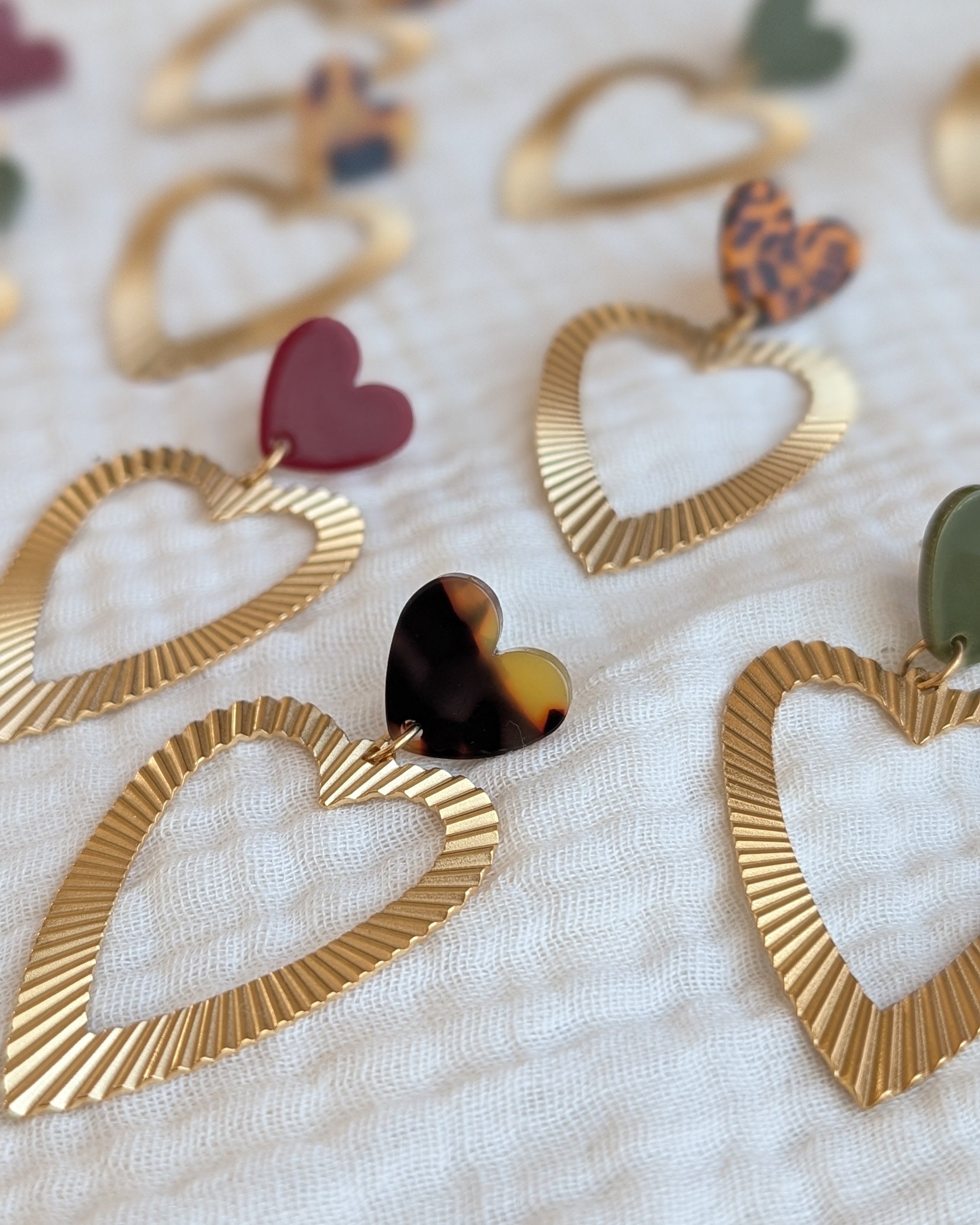 boucles pendantes coeur thelma  quatre coloris sur gaze de coton creation artisanale la tete dans les netoiles