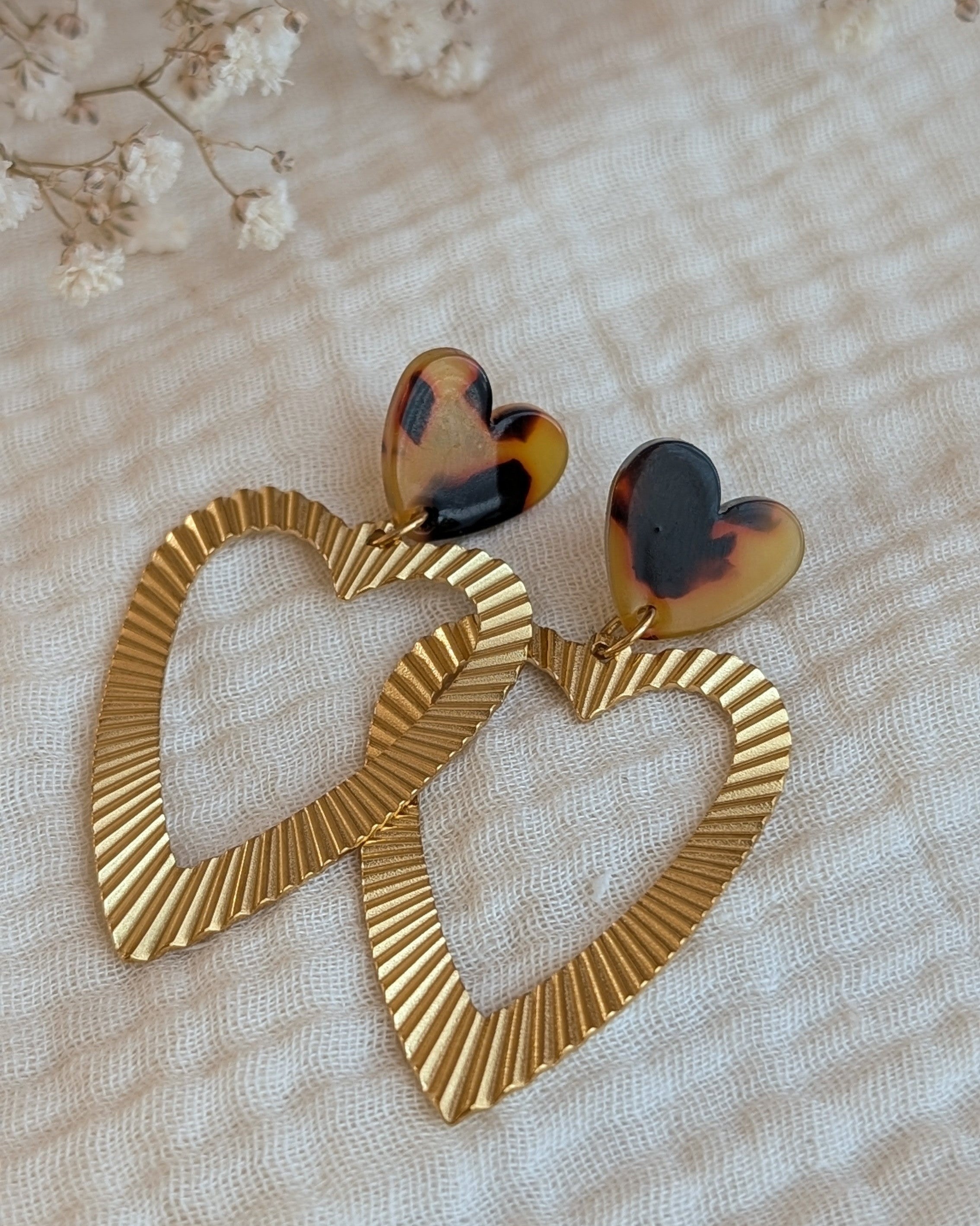 boucles pendantes coeur thelma sur gaze de coton couleur tortoise ecaille de tortue creation artisanale la tete dans les netoiles